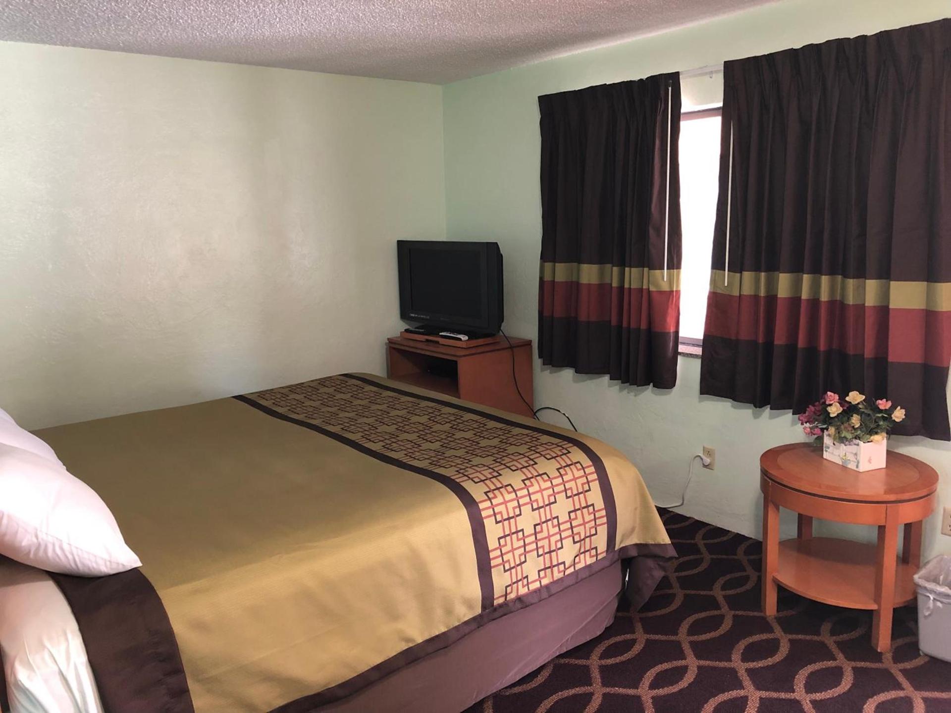 Klamath Motor Lodge photo 10