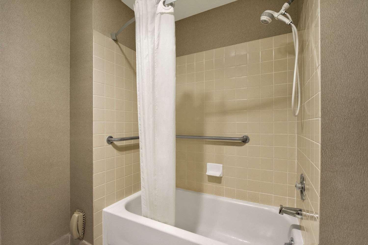 Days Inn by Wyndham Auburn photo 14