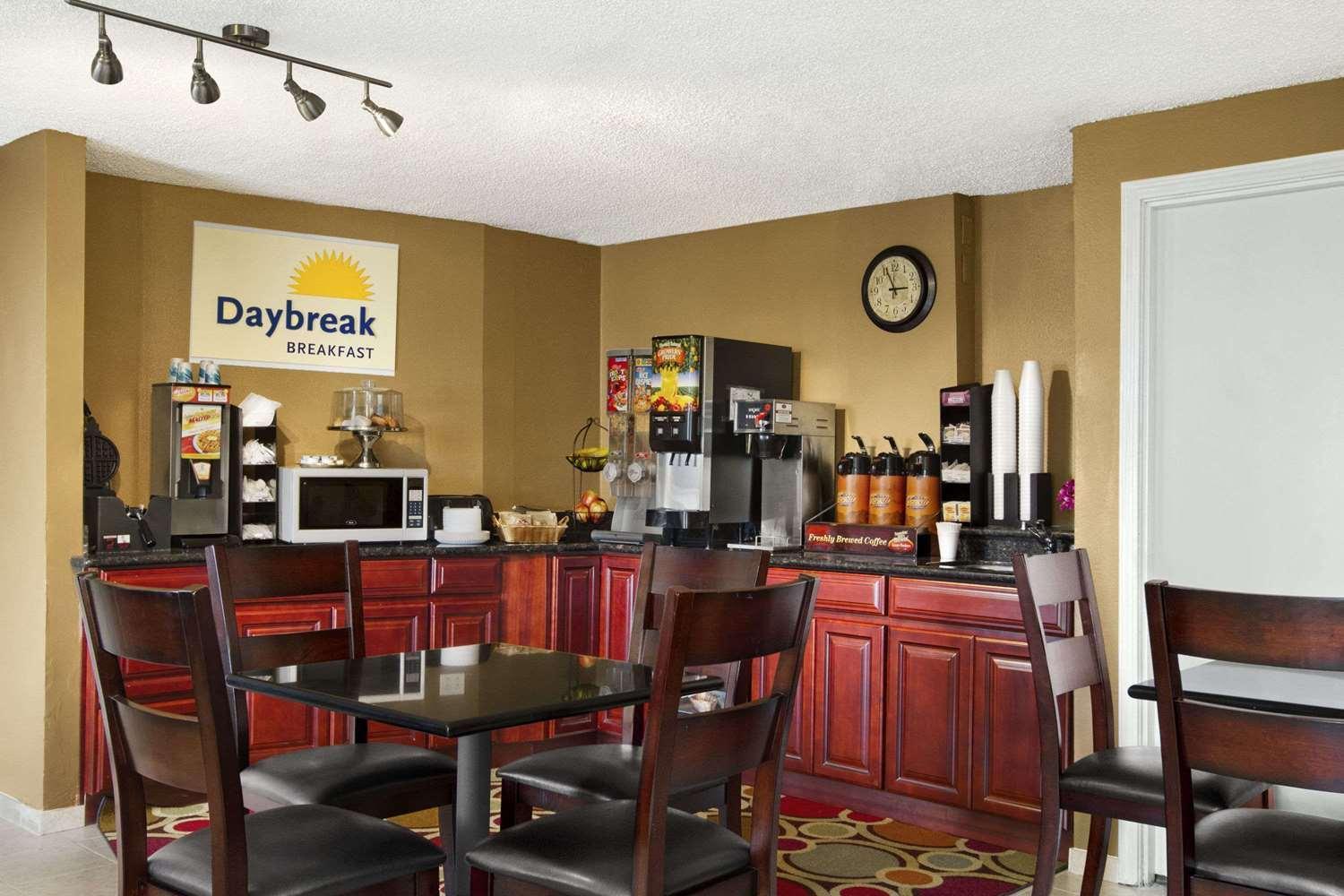 Days Inn by Wyndham Auburn photo 15