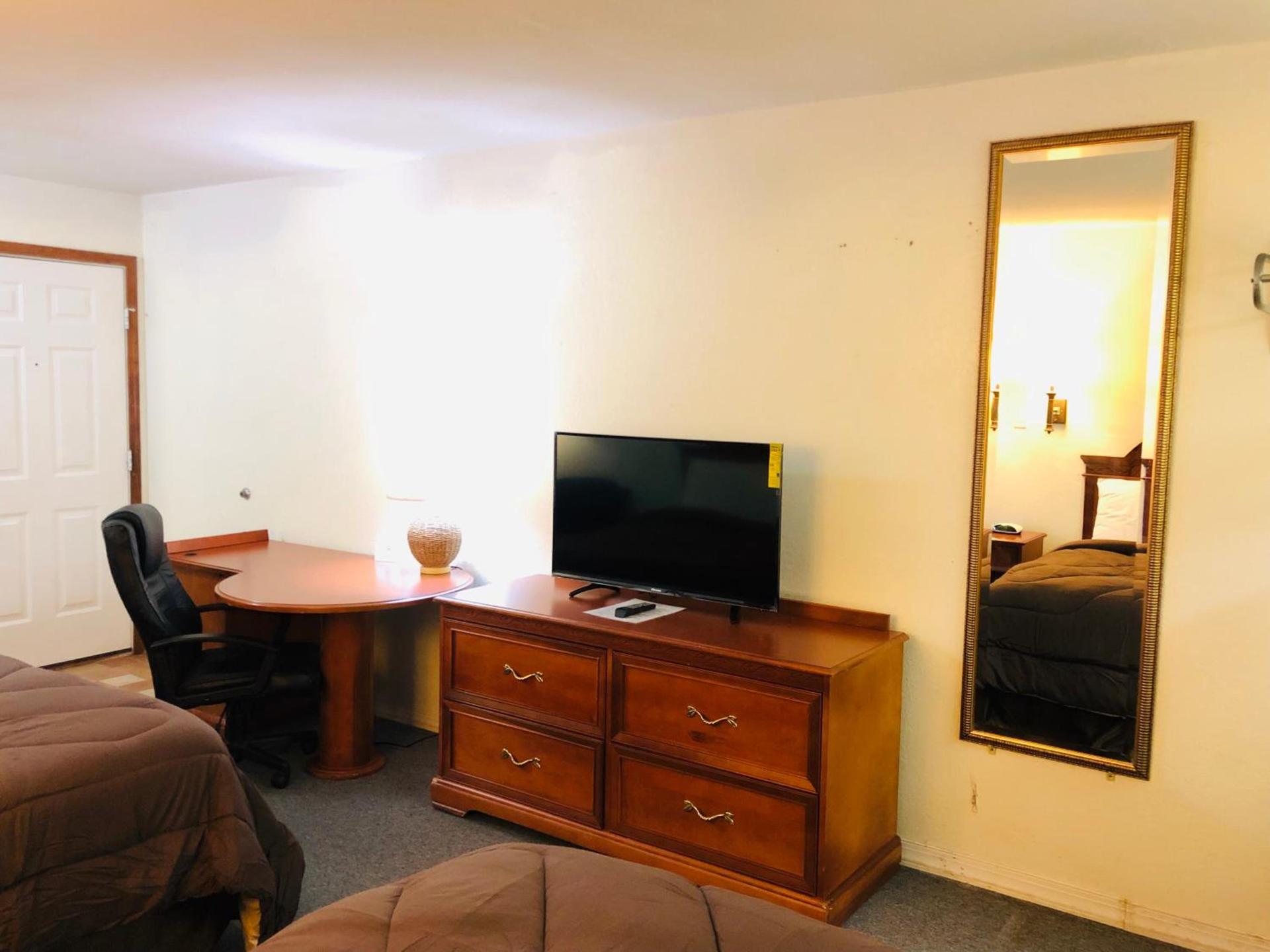 Ozark Inn & Suites photo 11