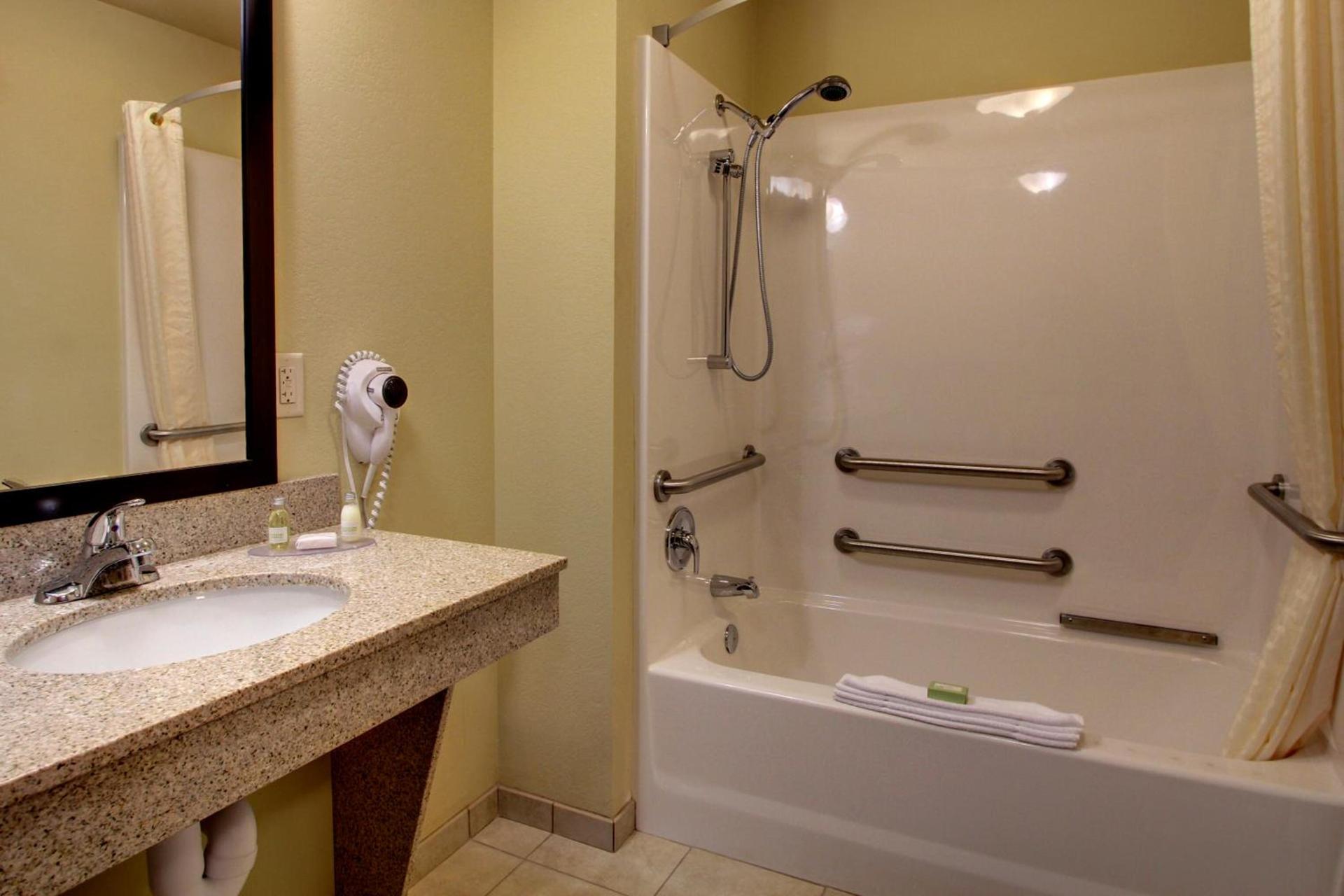 Cobblestone Inn & Suites - Harvey photo 12