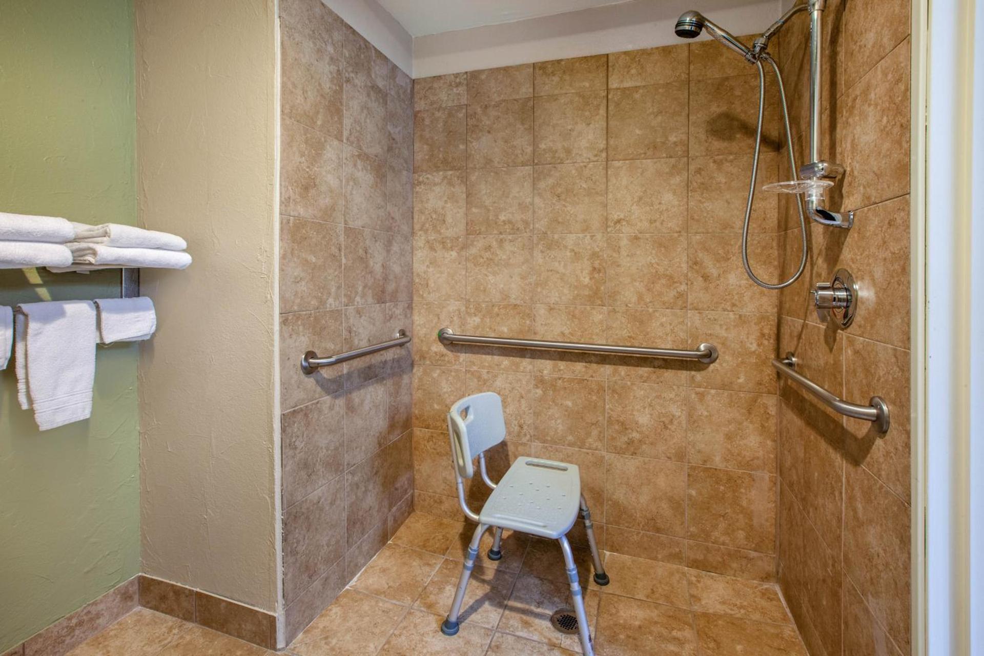 Baymont by Wyndham Grand Rapids Airport photo 13