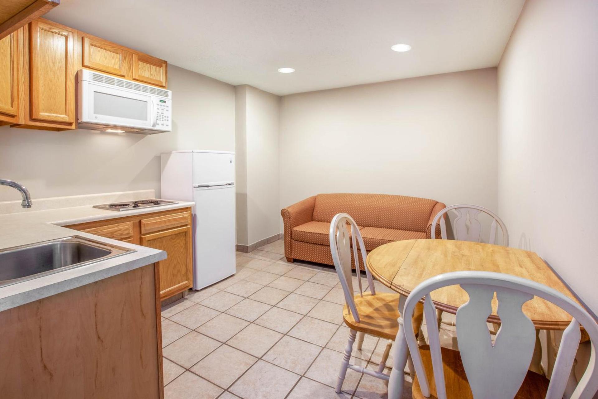 Baymont by Wyndham Grand Rapids Airport photo 15