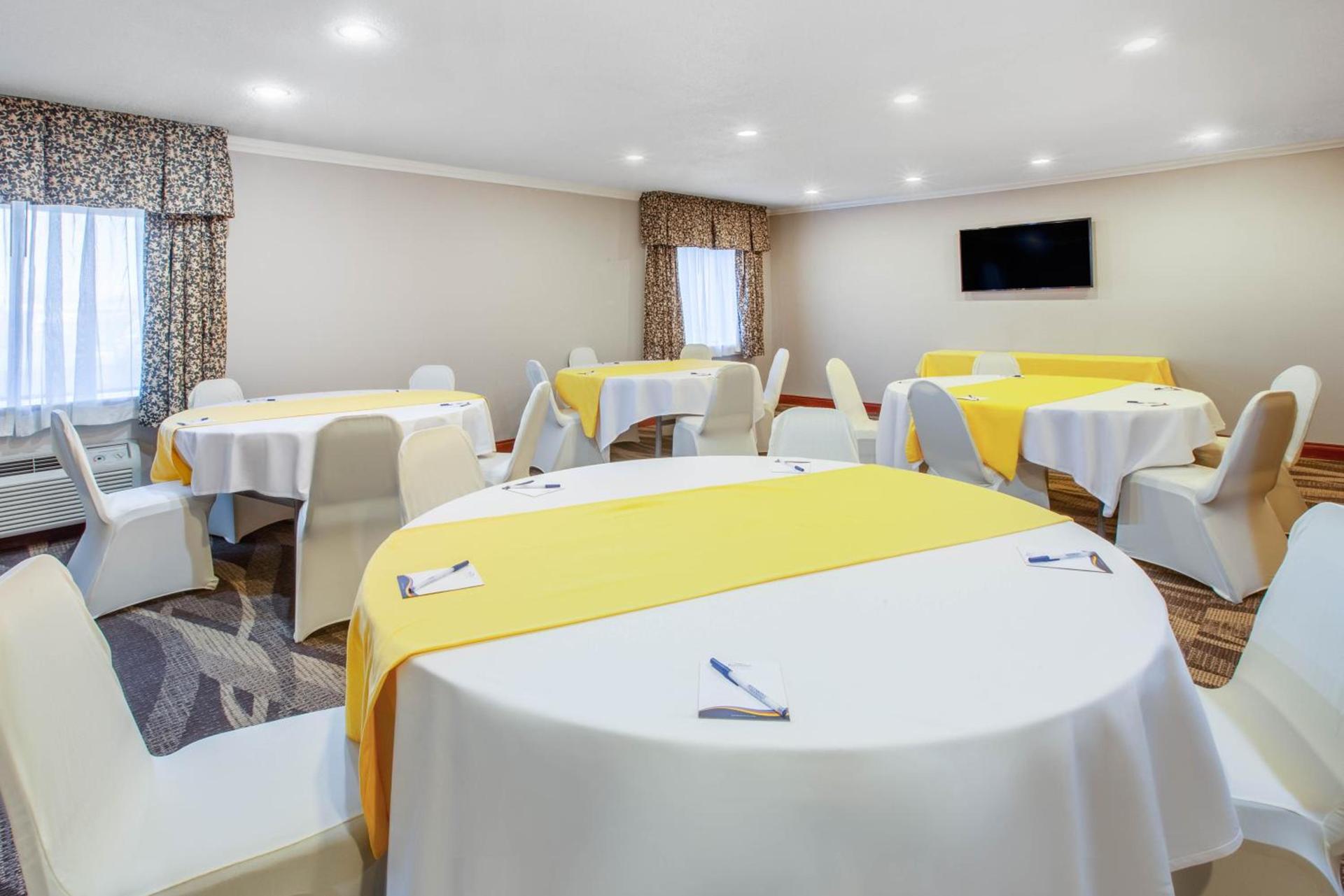 Baymont by Wyndham Grand Rapids Airport photo 14