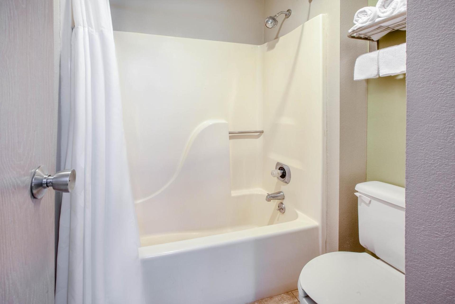 Baymont by Wyndham Grand Rapids Airport photo 11