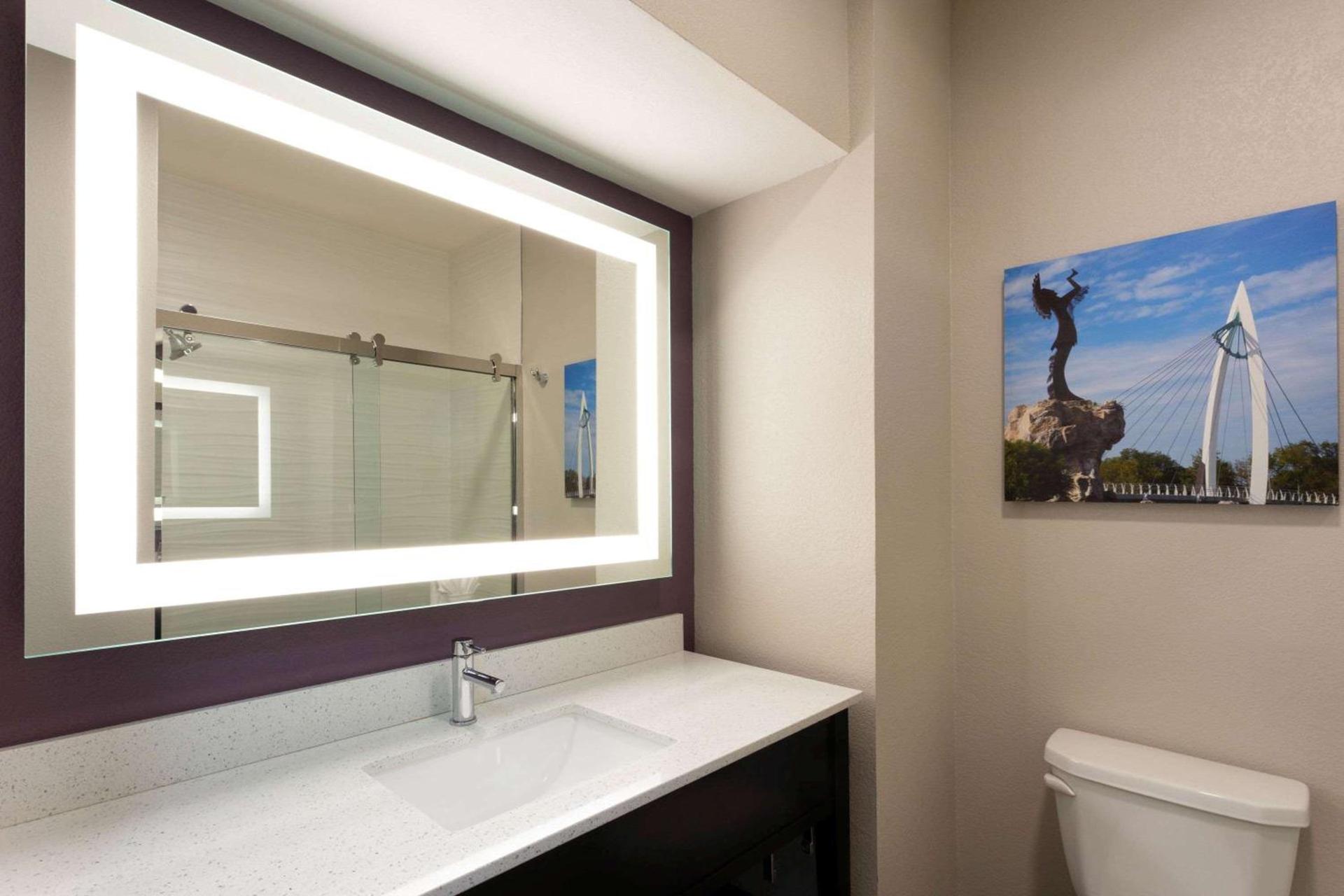 La Quinta by Wyndham Wichita Airport photo 32