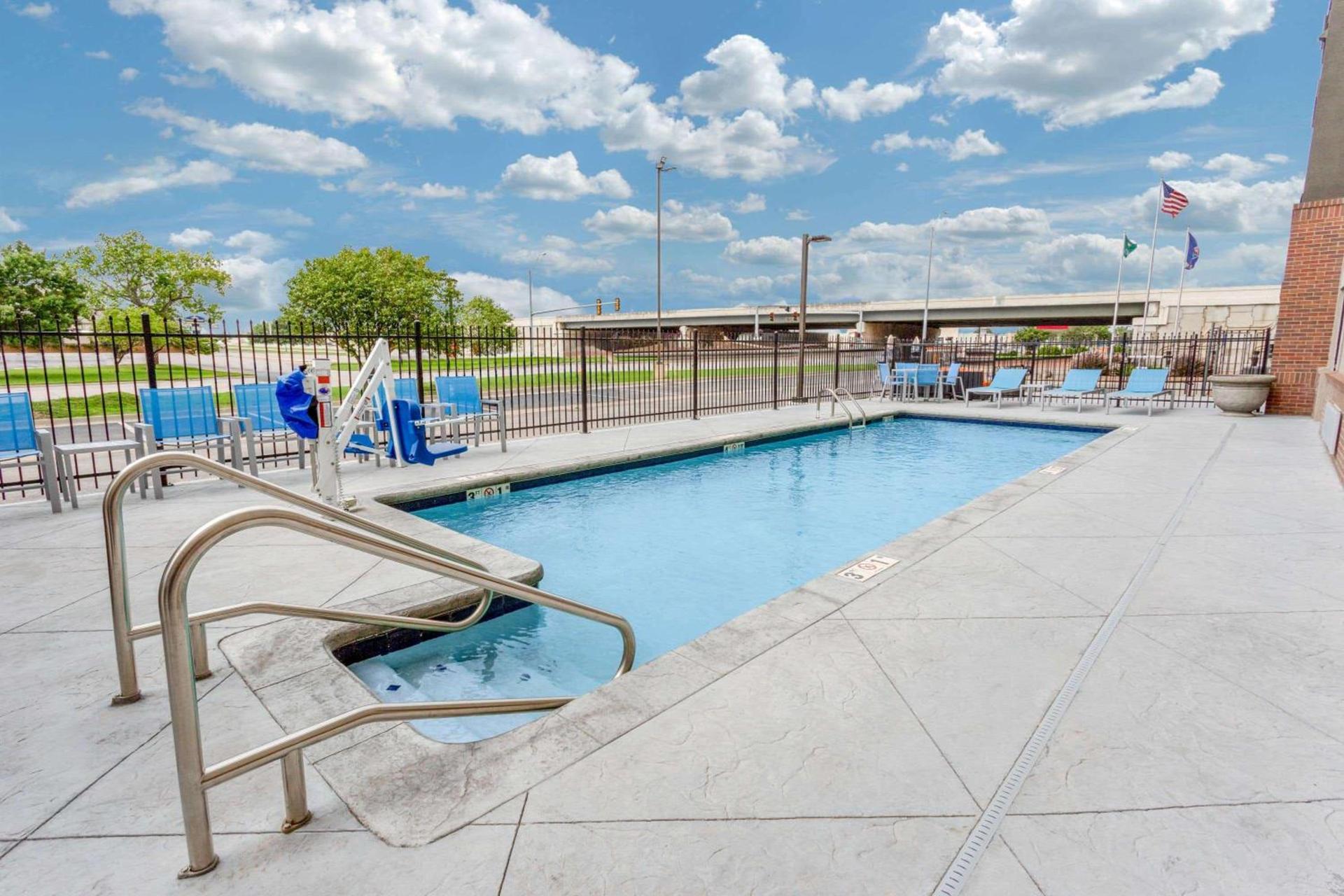 La Quinta by Wyndham Wichita Airport photo 24