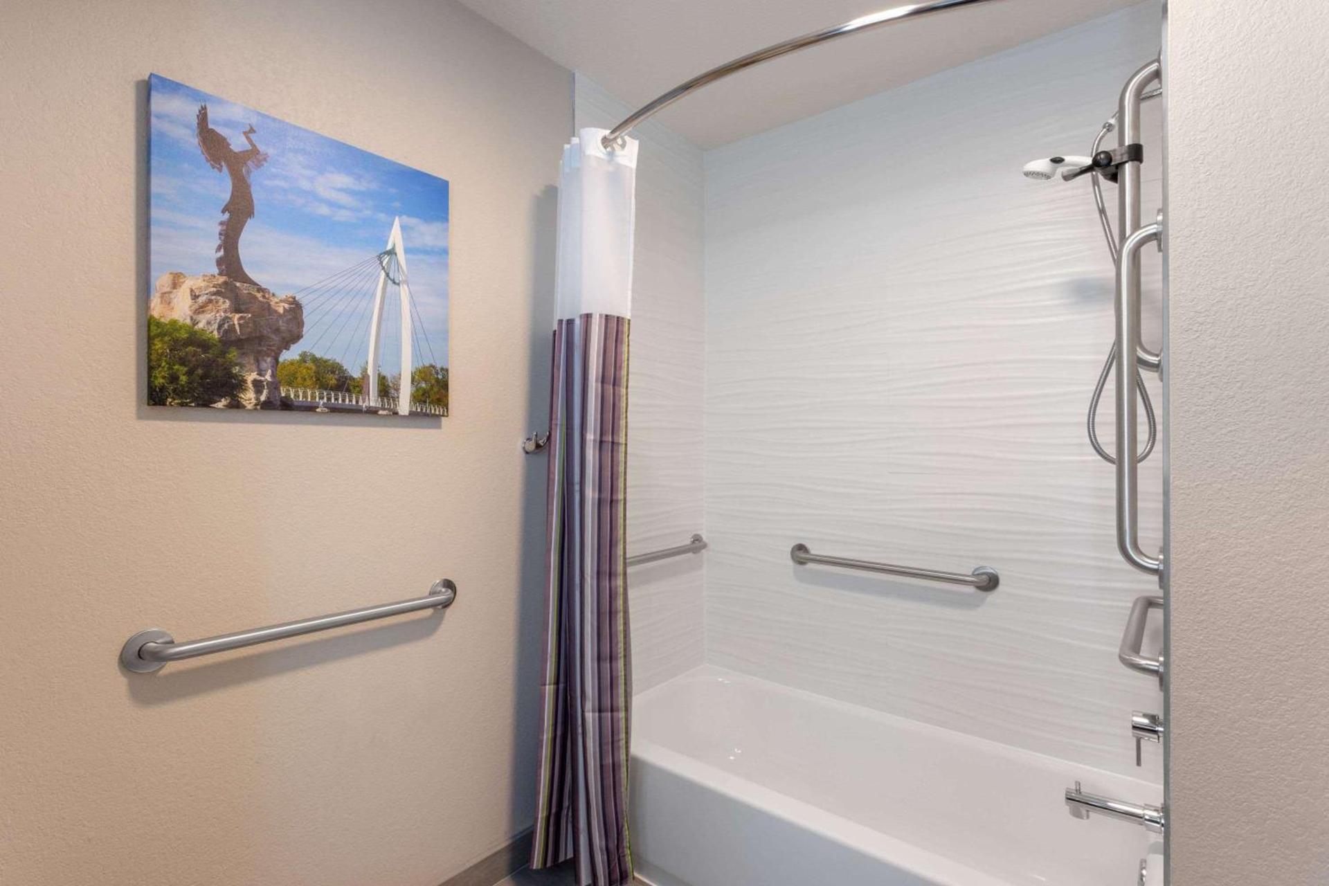 La Quinta by Wyndham Wichita Airport photo 16