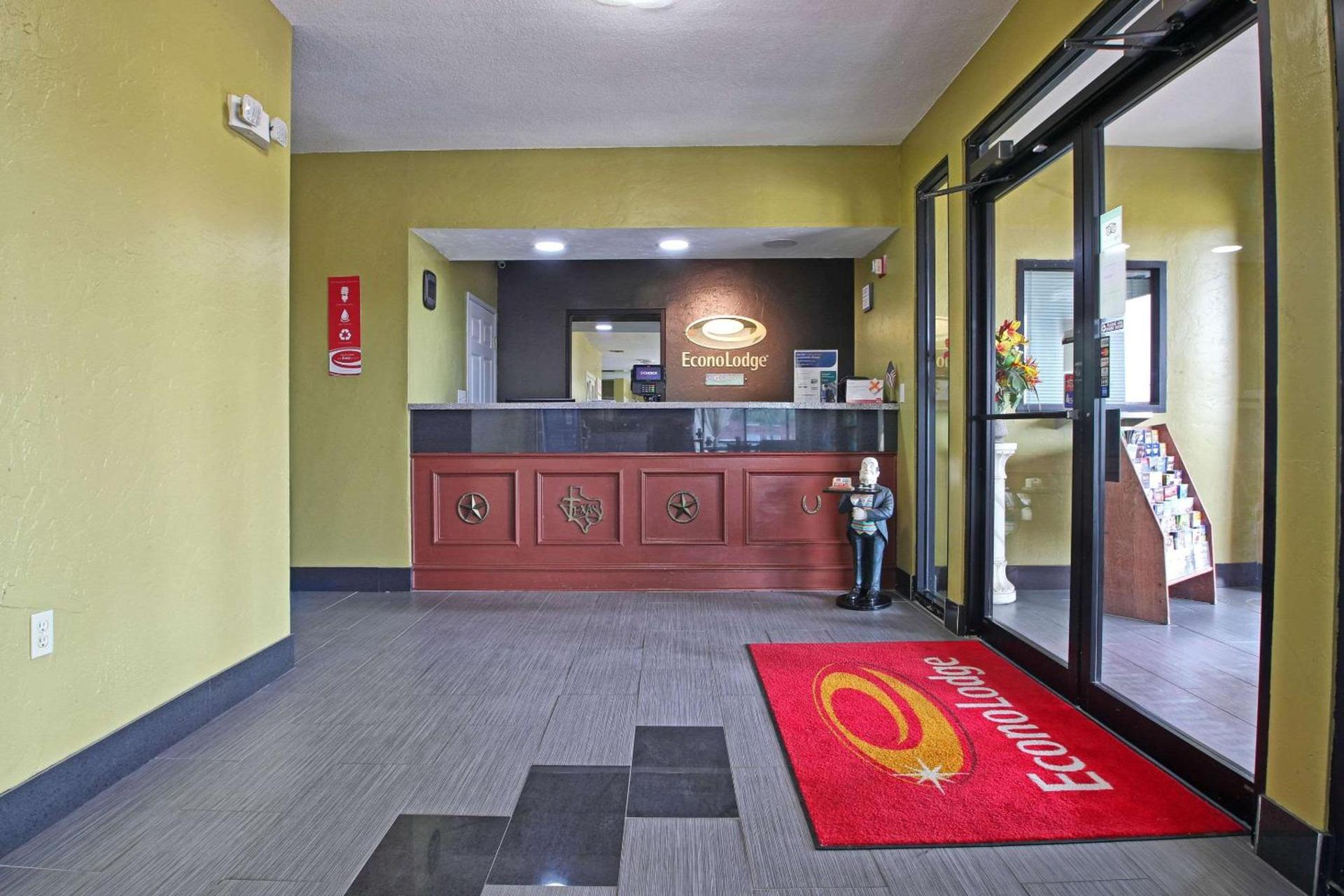 Econo Lodge Hillsboro I-35 photo 8