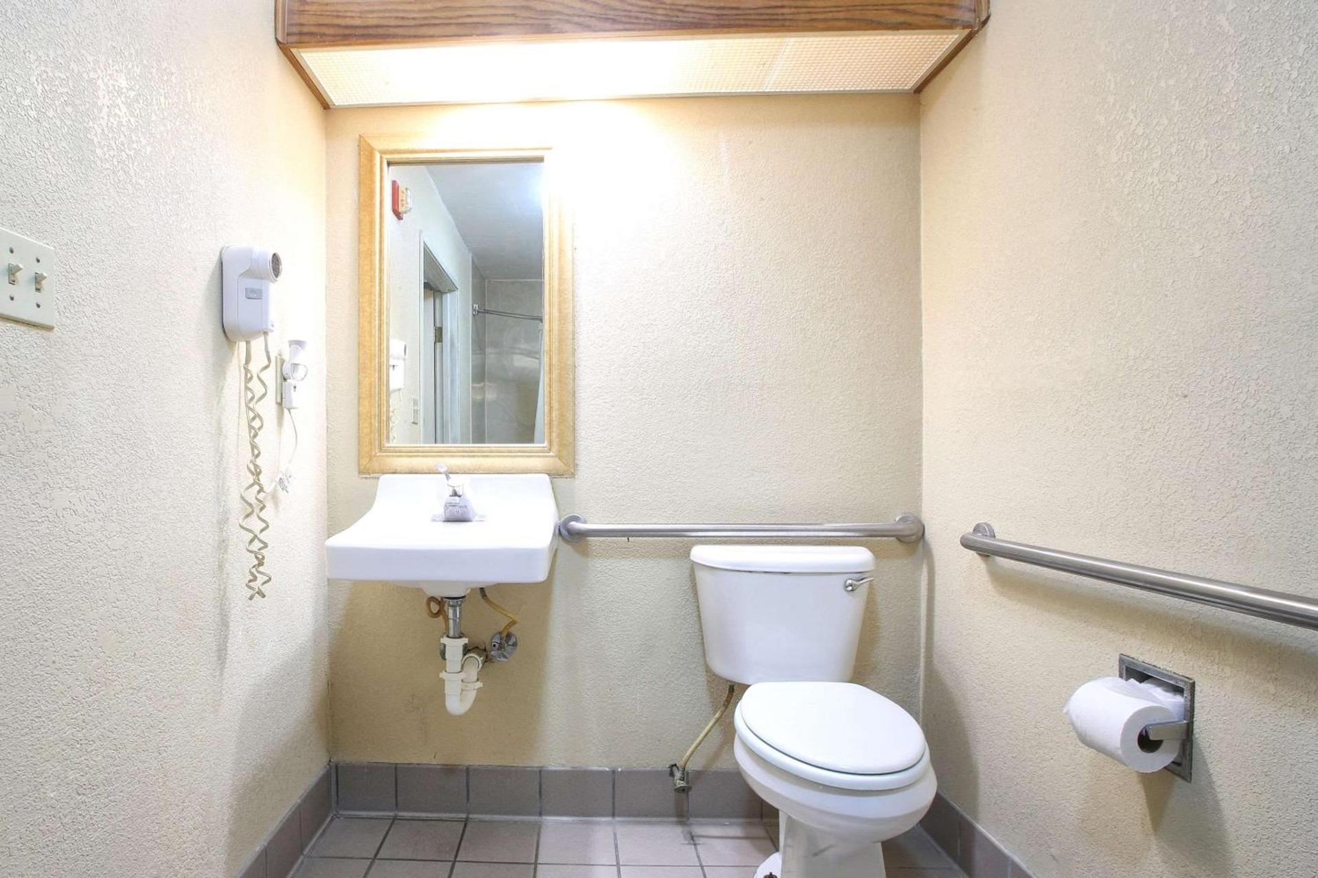 Econo Lodge Hillsboro I-35 photo 10