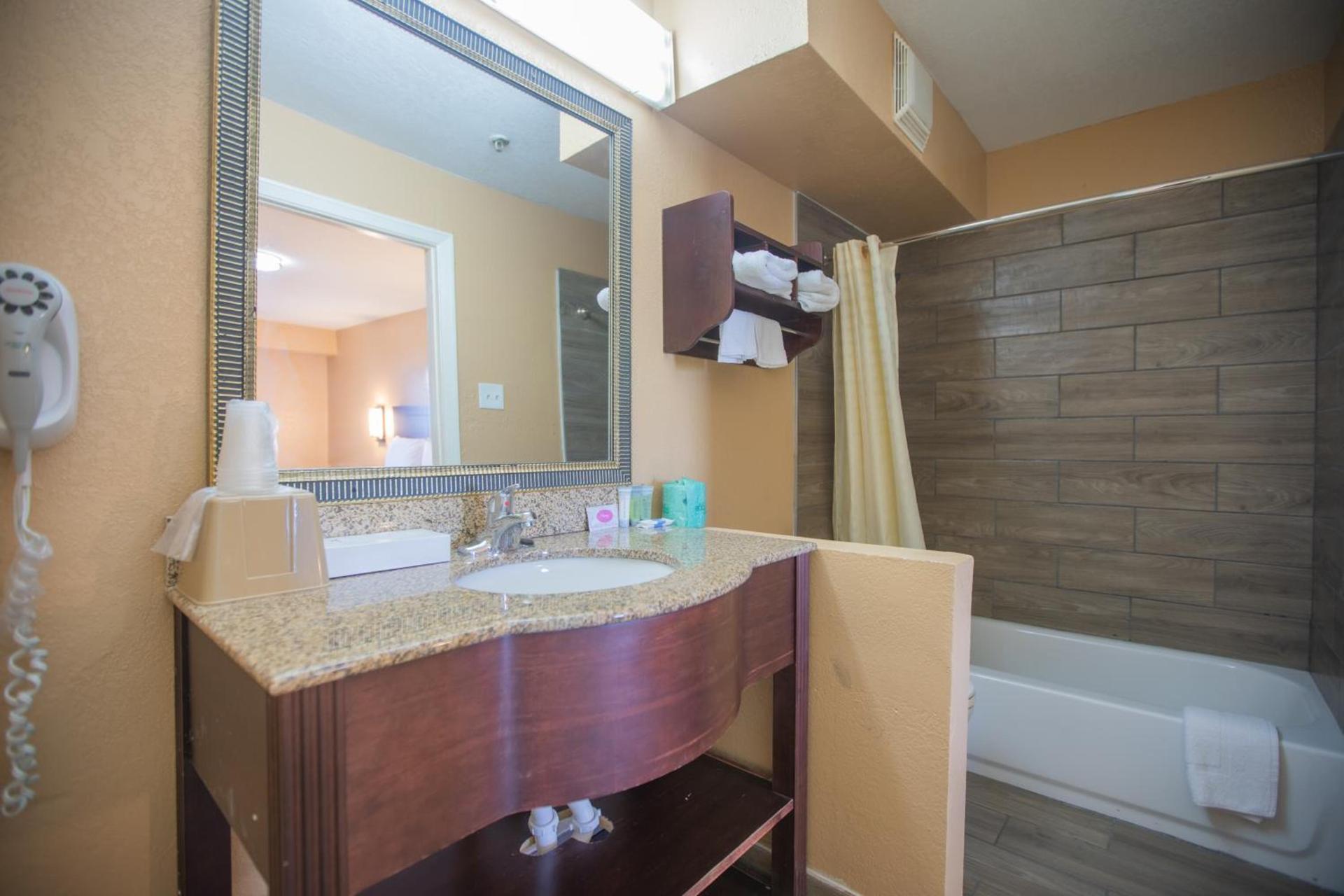 The Crossroads Hotel and Suites Irving photo 12
