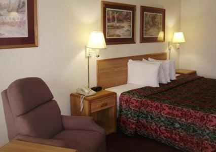 Econo Lodge Inn & Suites Jackson Northwest photo 4