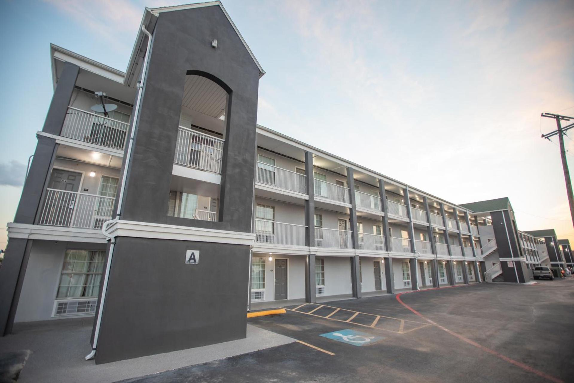 The Crossroads Hotel and Suites Irving photo 4