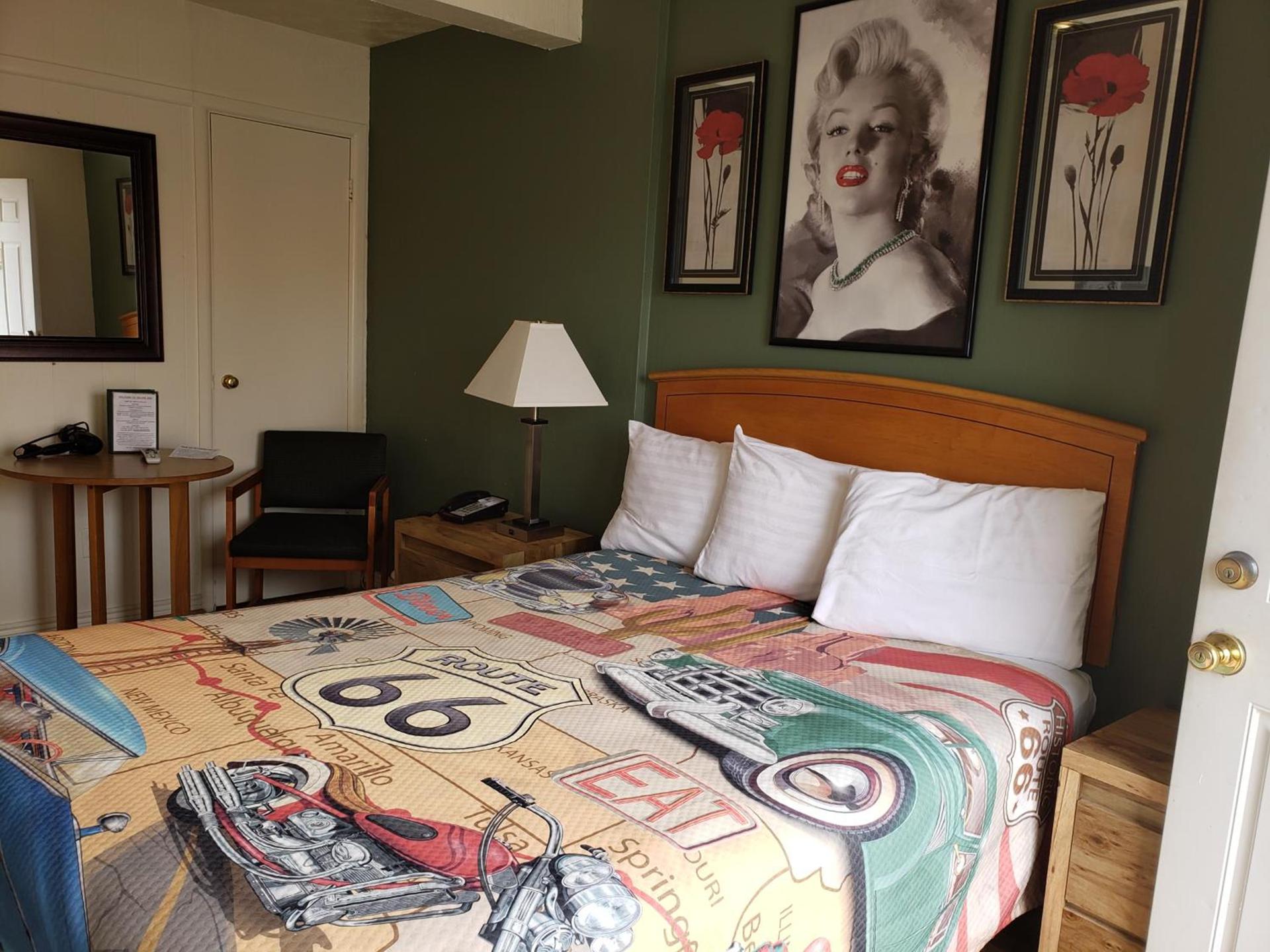 Deluxe Inn photo 31