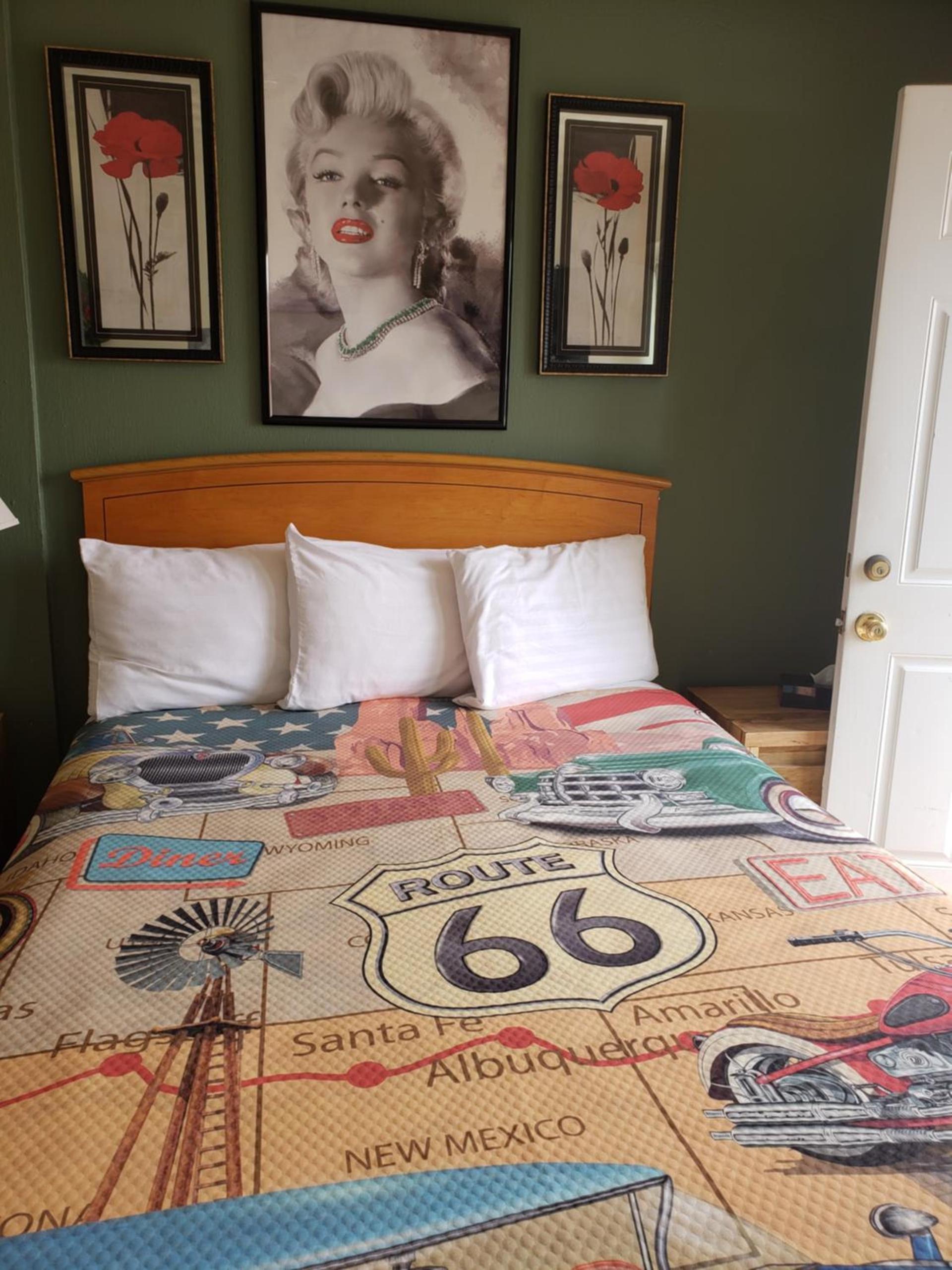 Deluxe Inn photo 30