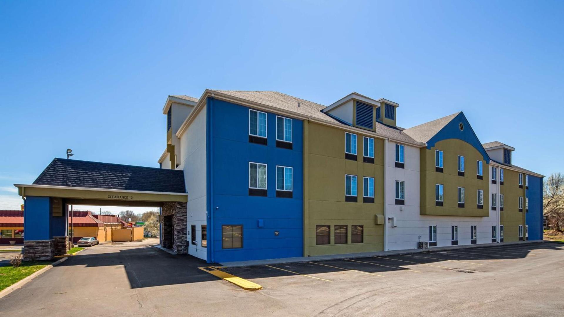 Red Lion Inn & Suites Blue Springs photo 4