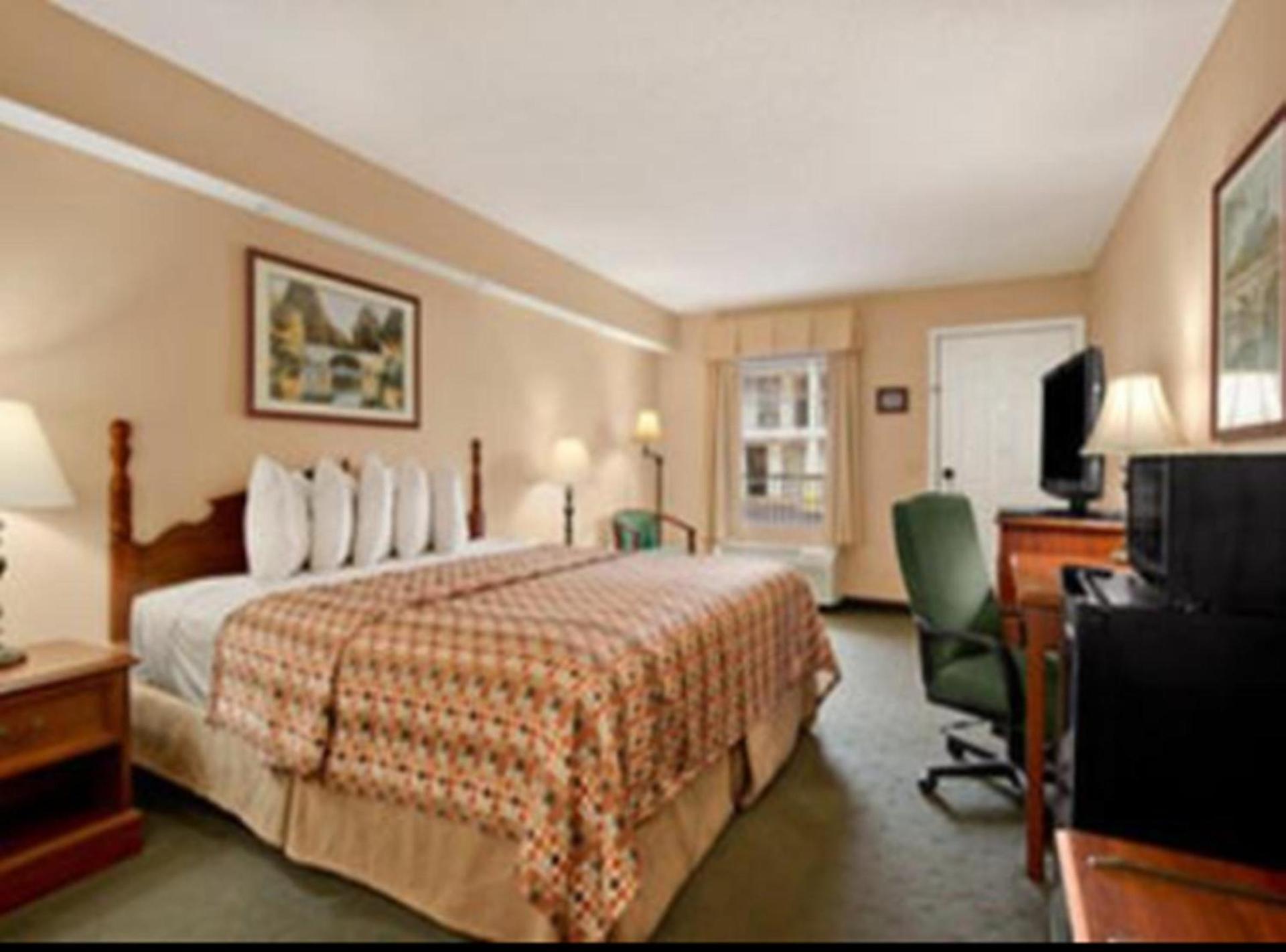 Baymont by Wyndham Sanford photo 37
