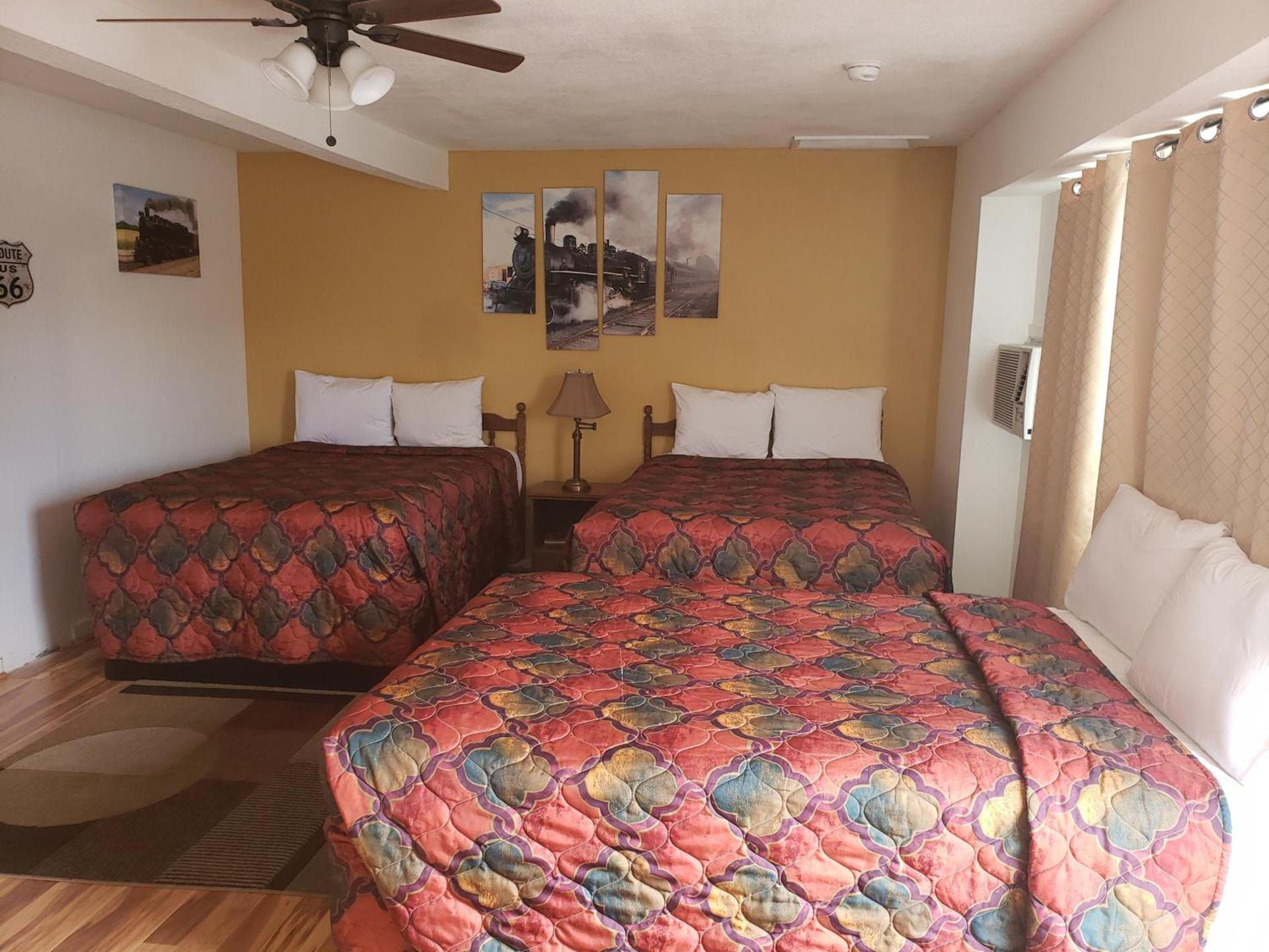 Deluxe Inn photo 38