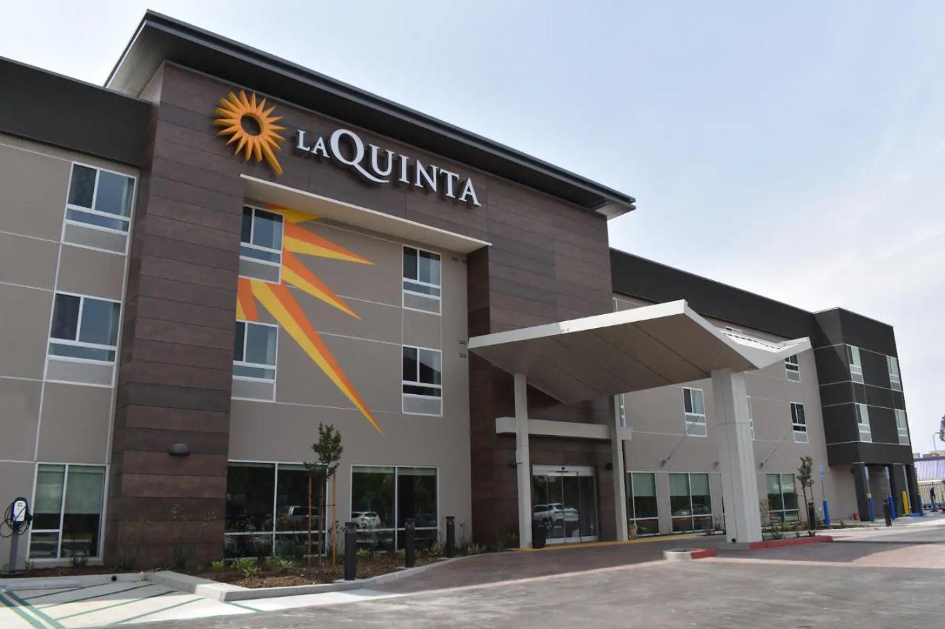 La Quinta Inn & Suites by Wyndham San Bernardino photo 2
