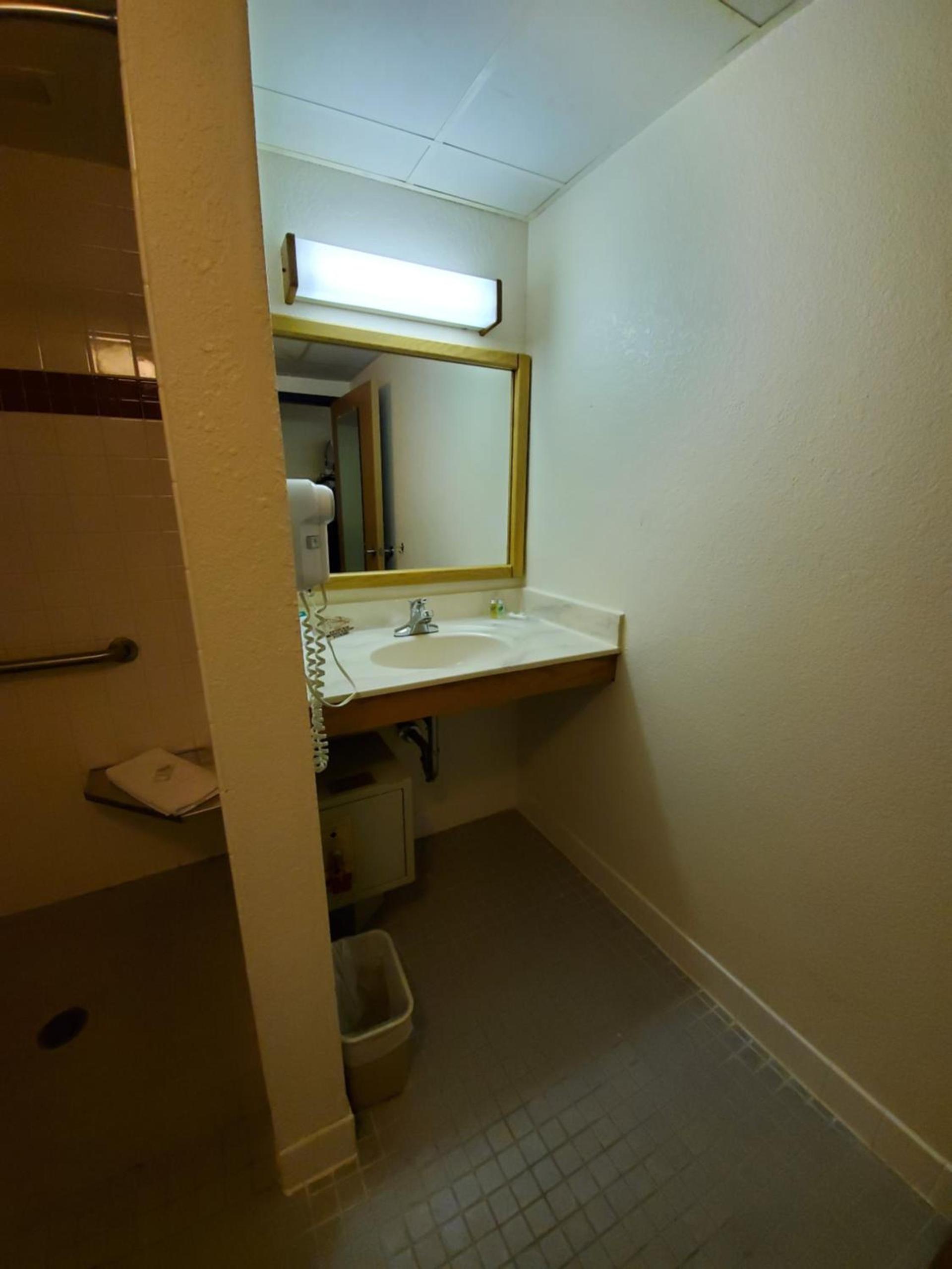 Boarders Inn and Suites by Cobblestone Hotels - Ripon photo 15