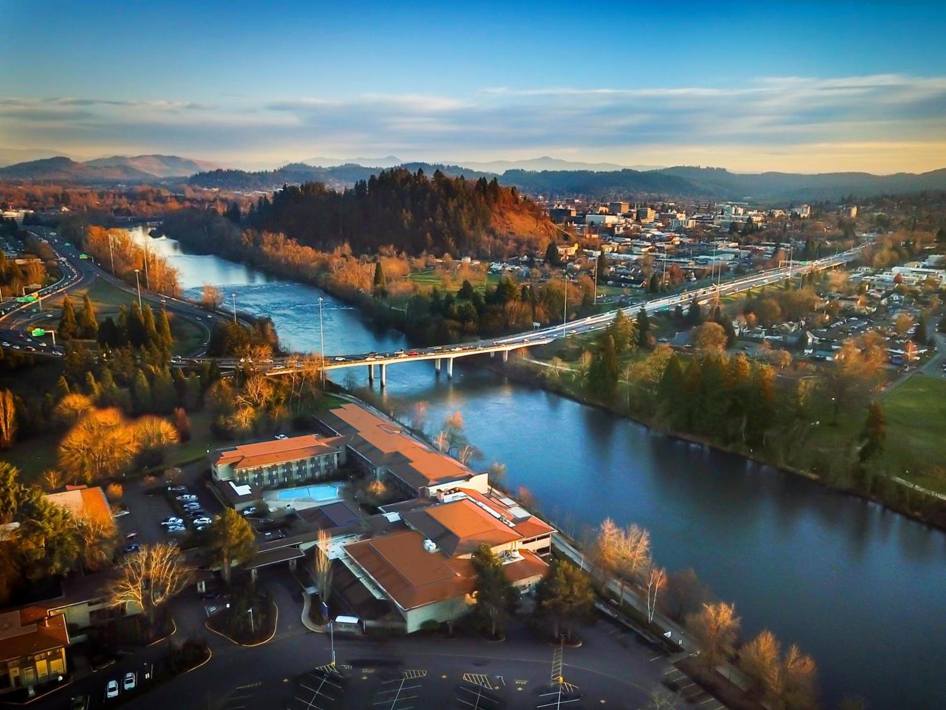 Valley River Inn — hotel in Eugene