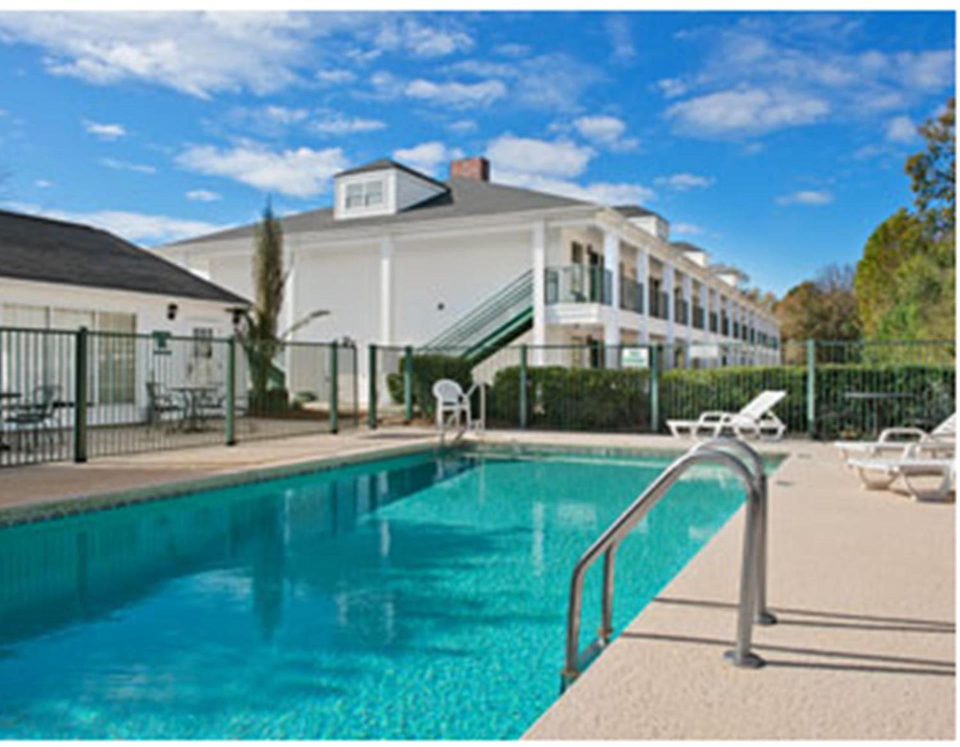 Baymont by Wyndham Roanoke Rapids photo 7