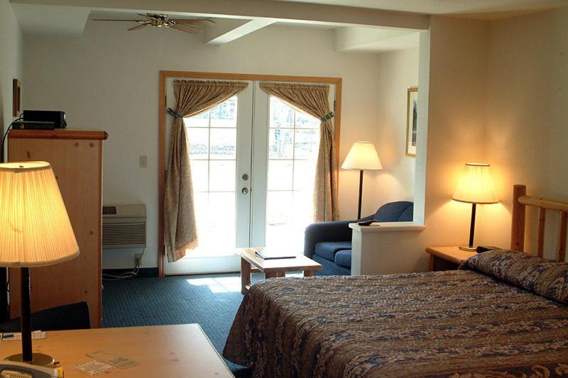 Edgewater Inn Shady Cove photo 11