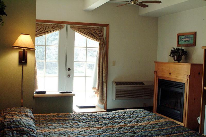 Edgewater Inn Shady Cove photo 9