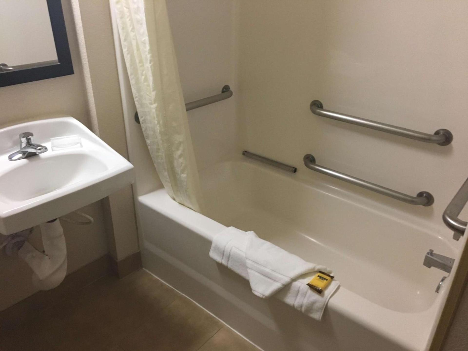 Best Western Plus Gateway Inn & Suites - Aurora photo 33