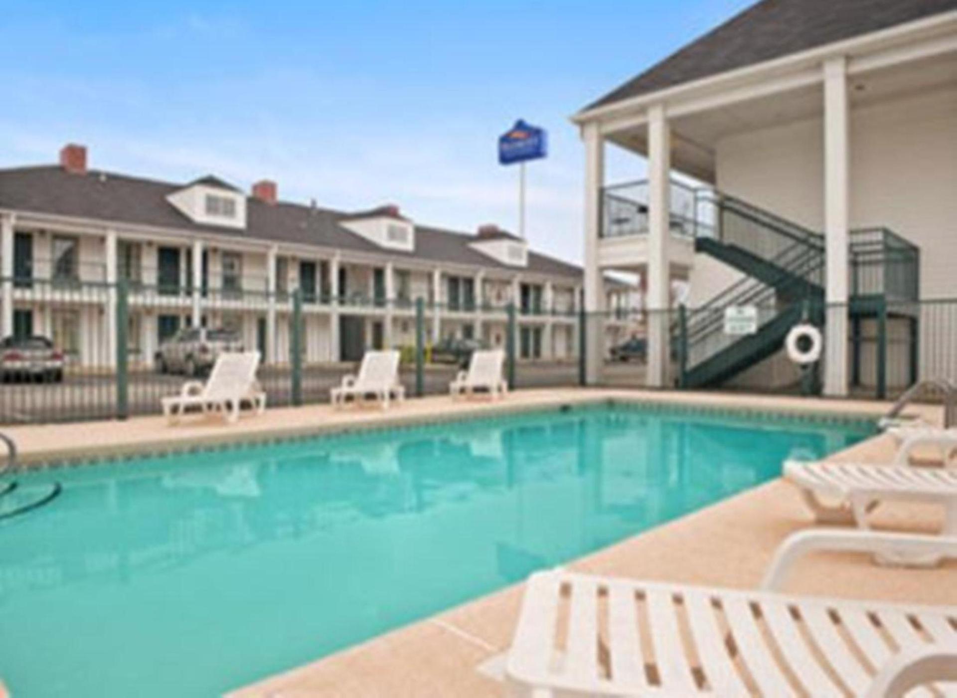 Baymont by Wyndham Roanoke Rapids photo 3