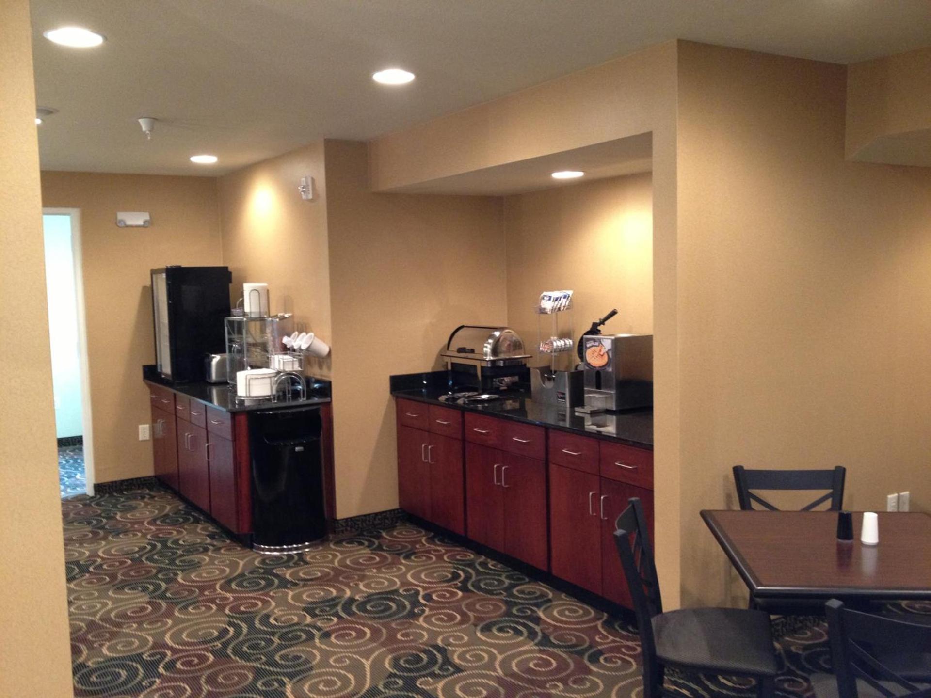 Cobblestone Hotel & Suites - Newton photo 30