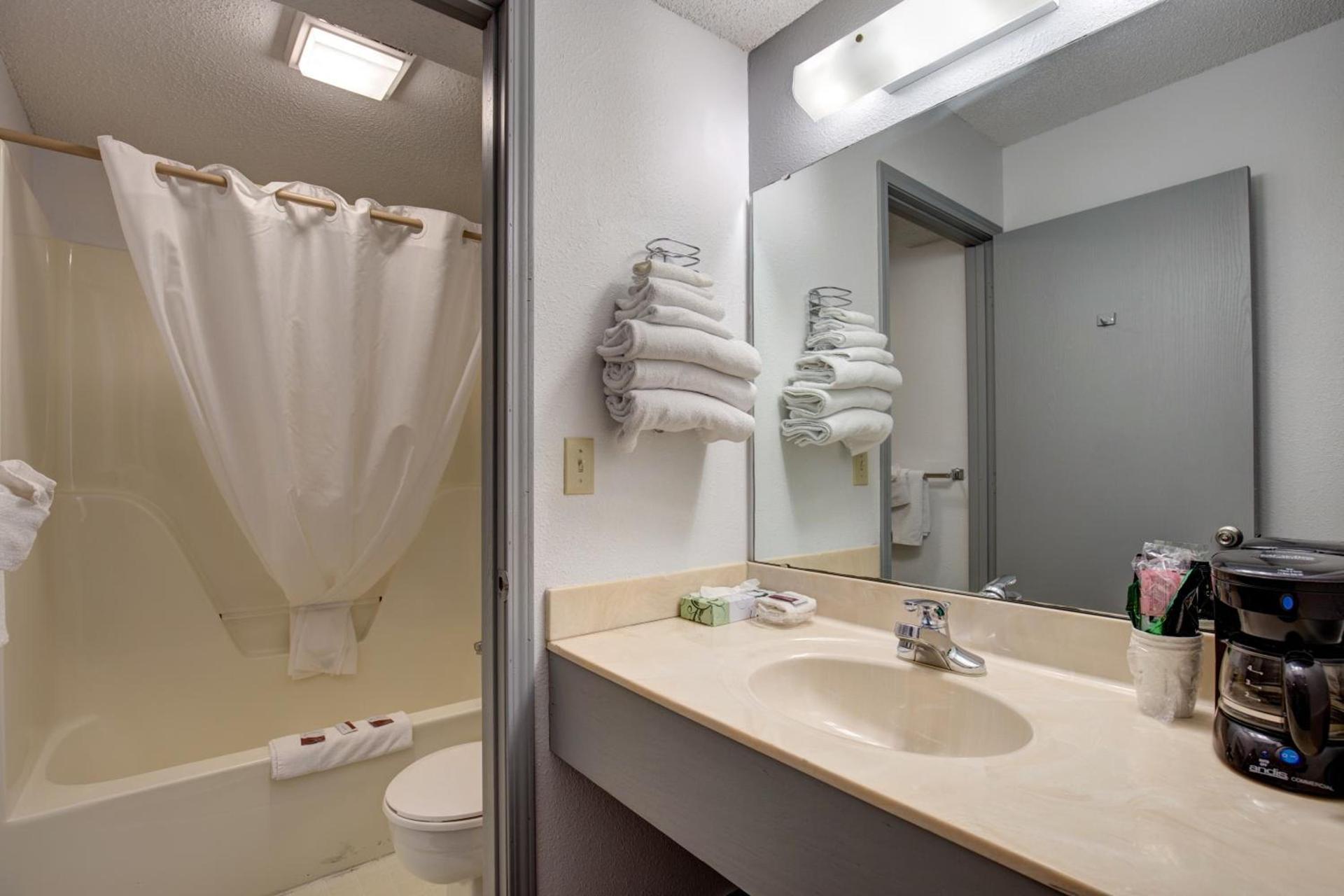 Howard Johnson by Wyndham Branson Theatre District photo 69