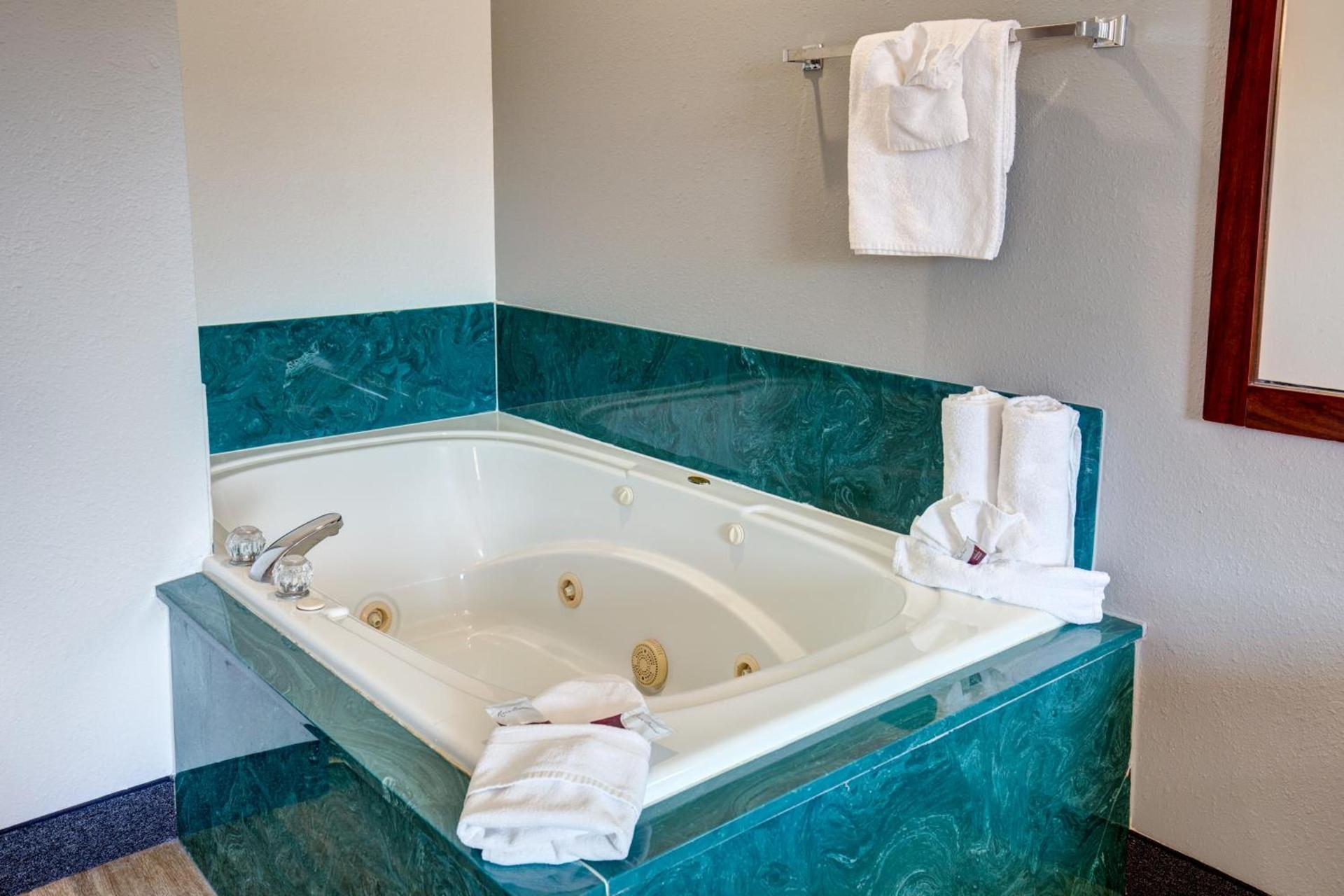 Howard Johnson by Wyndham Branson Theatre District photo 70