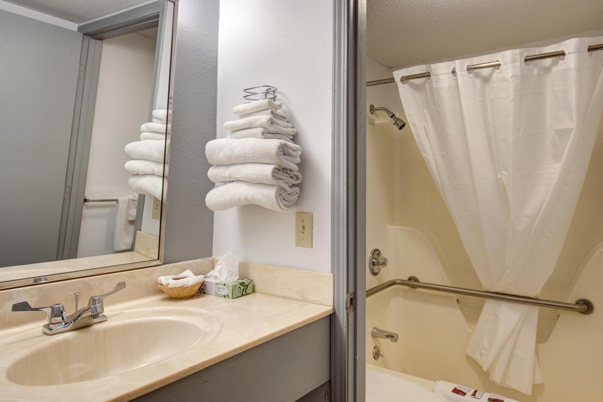 Howard Johnson by Wyndham Branson Theatre District photo 63