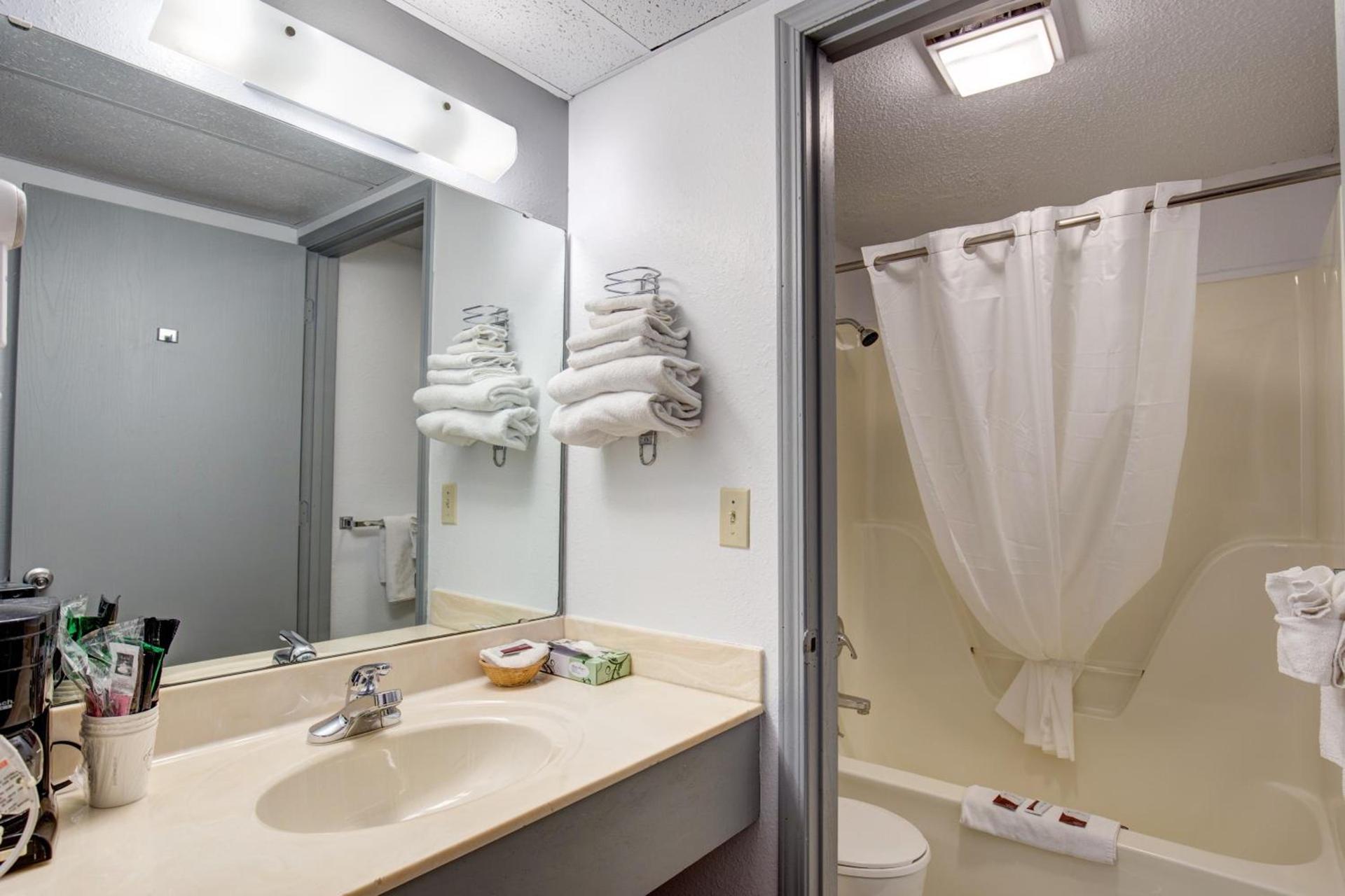 Howard Johnson by Wyndham Branson Theatre District photo 64