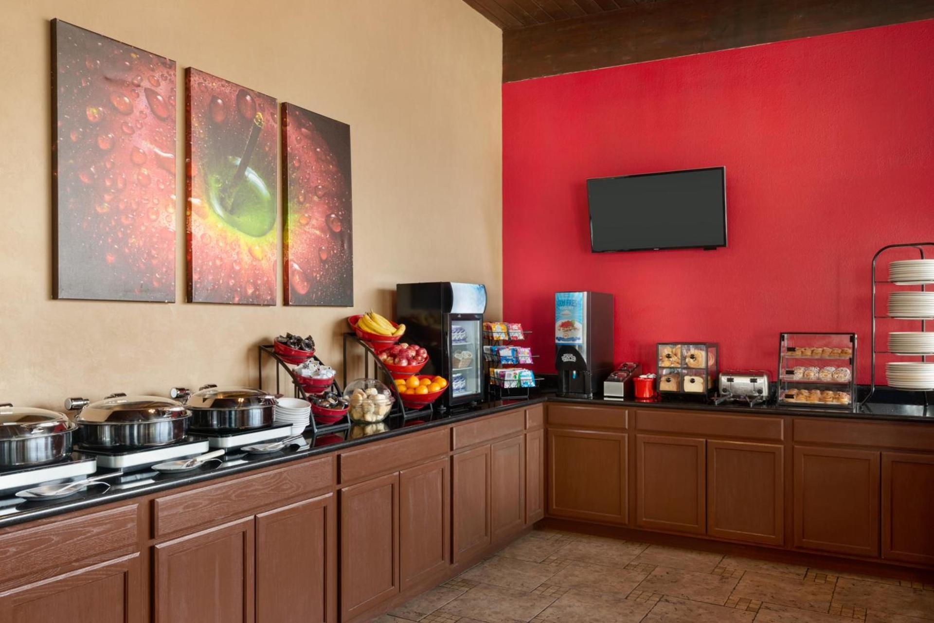 Ramada by Wyndham Spokane Airport photo 56