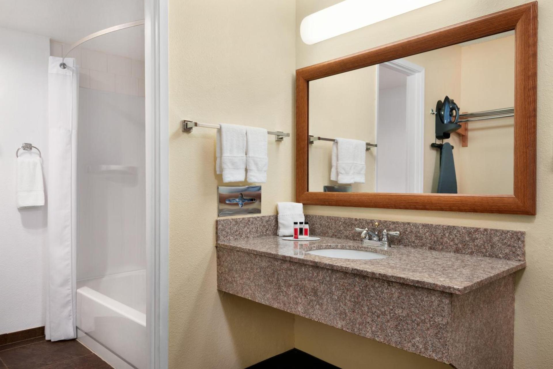 Ramada by Wyndham Spokane Airport photo 53