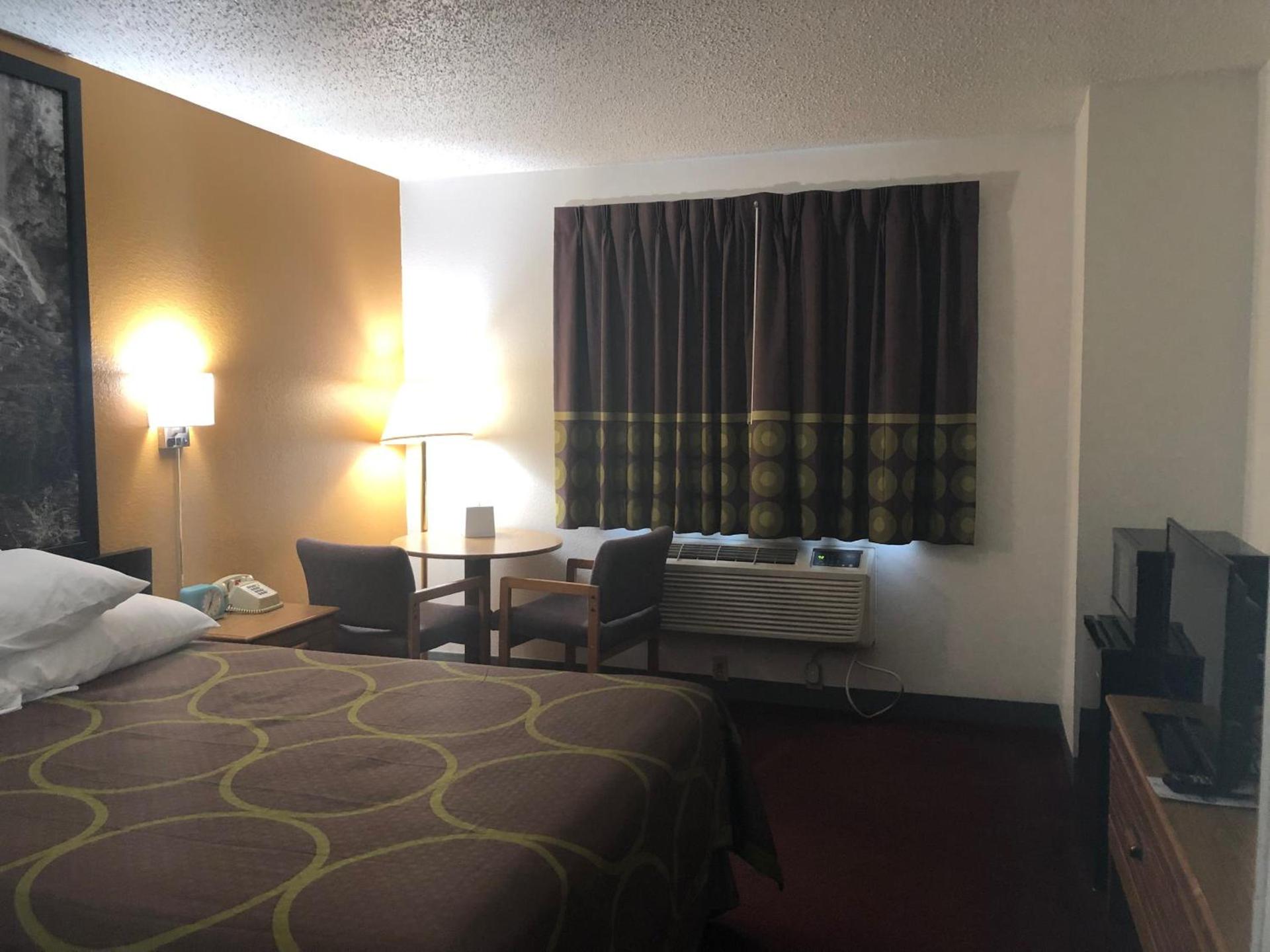 Super 8 by Wyndham Front Royal Near Shenandoah National Park photo 24