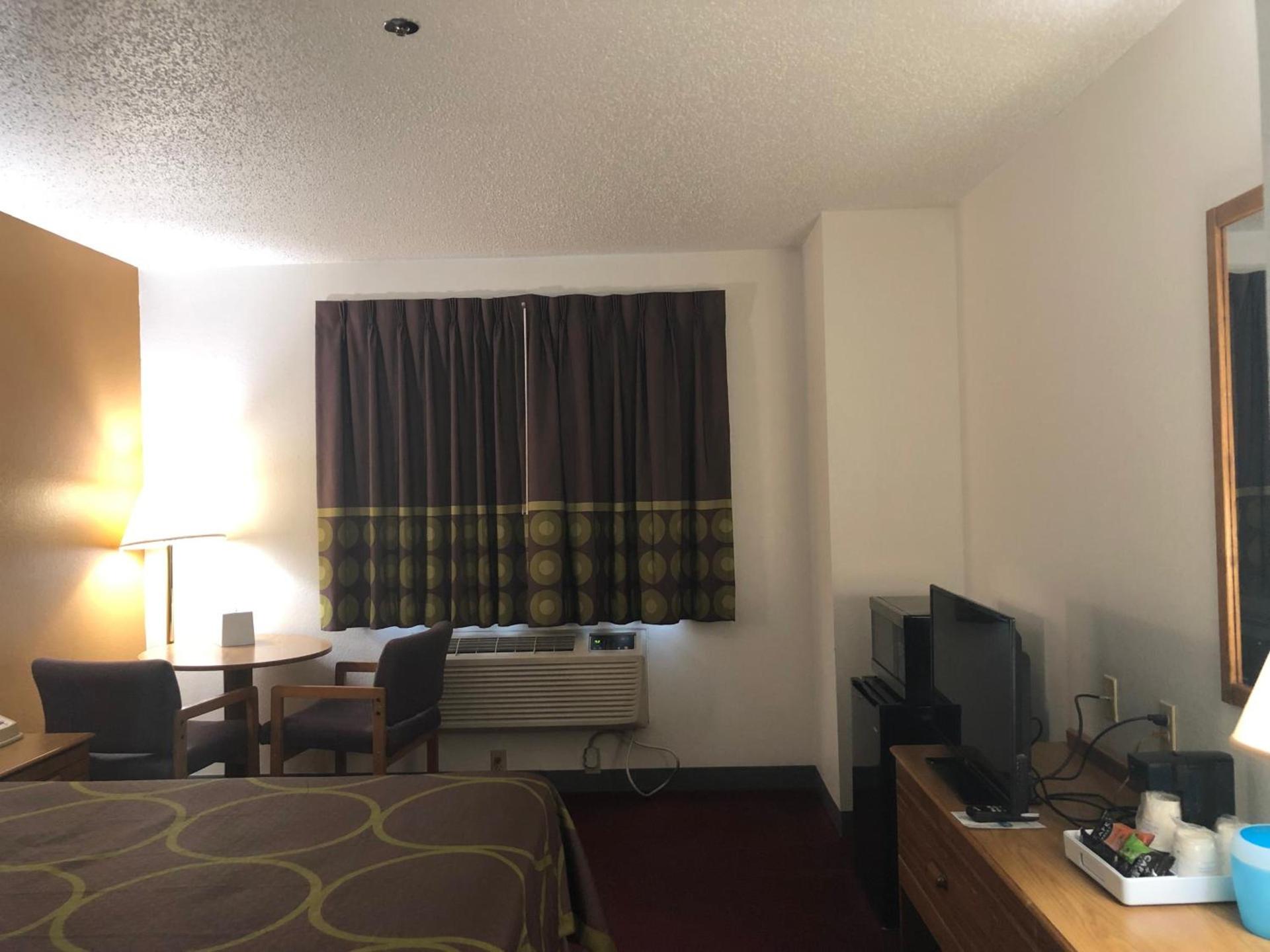 Super 8 by Wyndham Front Royal Near Shenandoah National Park photo 21