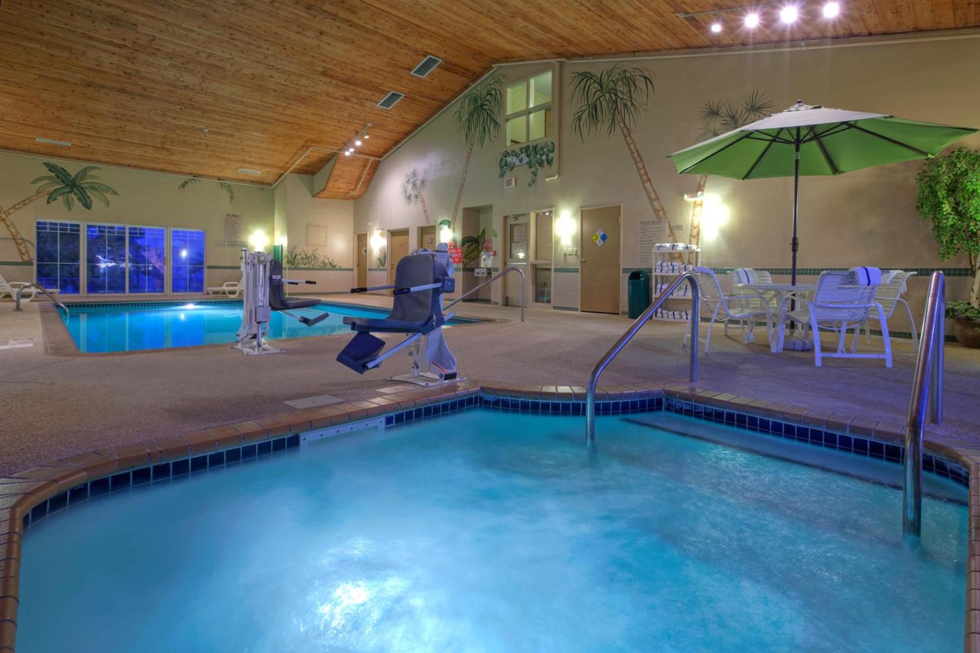 Country Inn & Suites by Radisson, Waterloo, IA photo 54