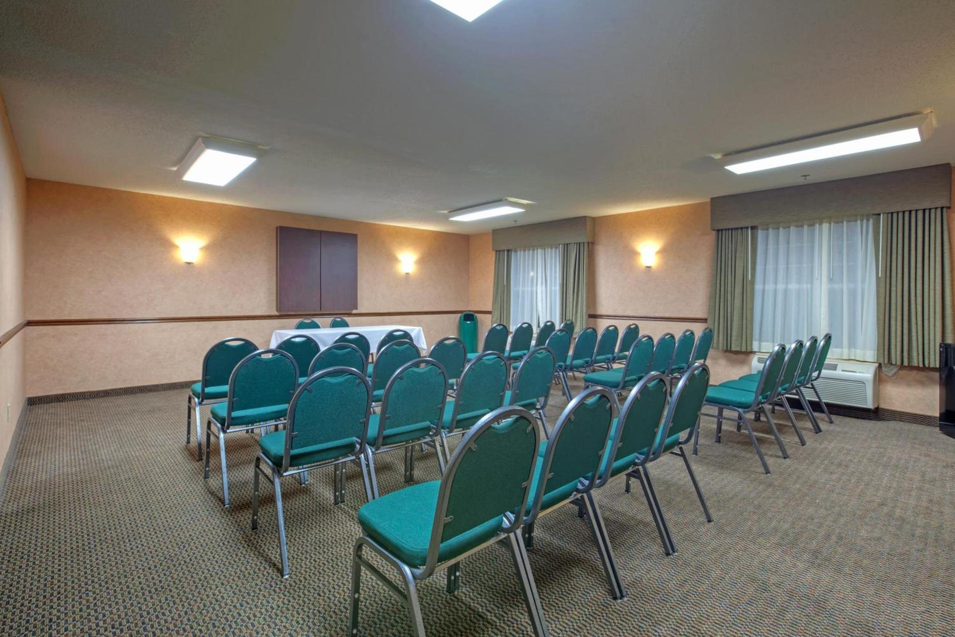 Country Inn & Suites by Radisson, Waterloo, IA photo 28