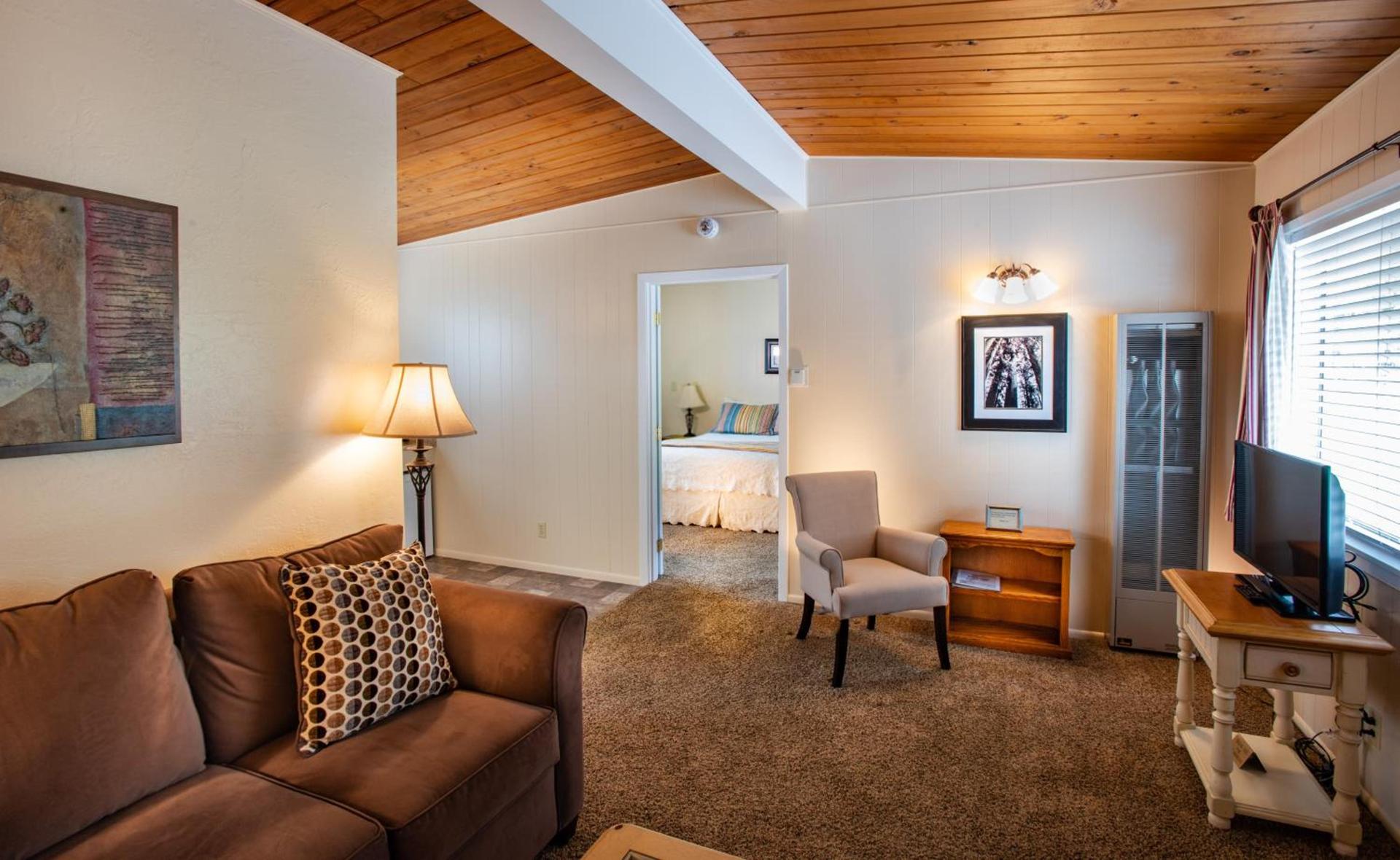 Redwood Suites photo 2