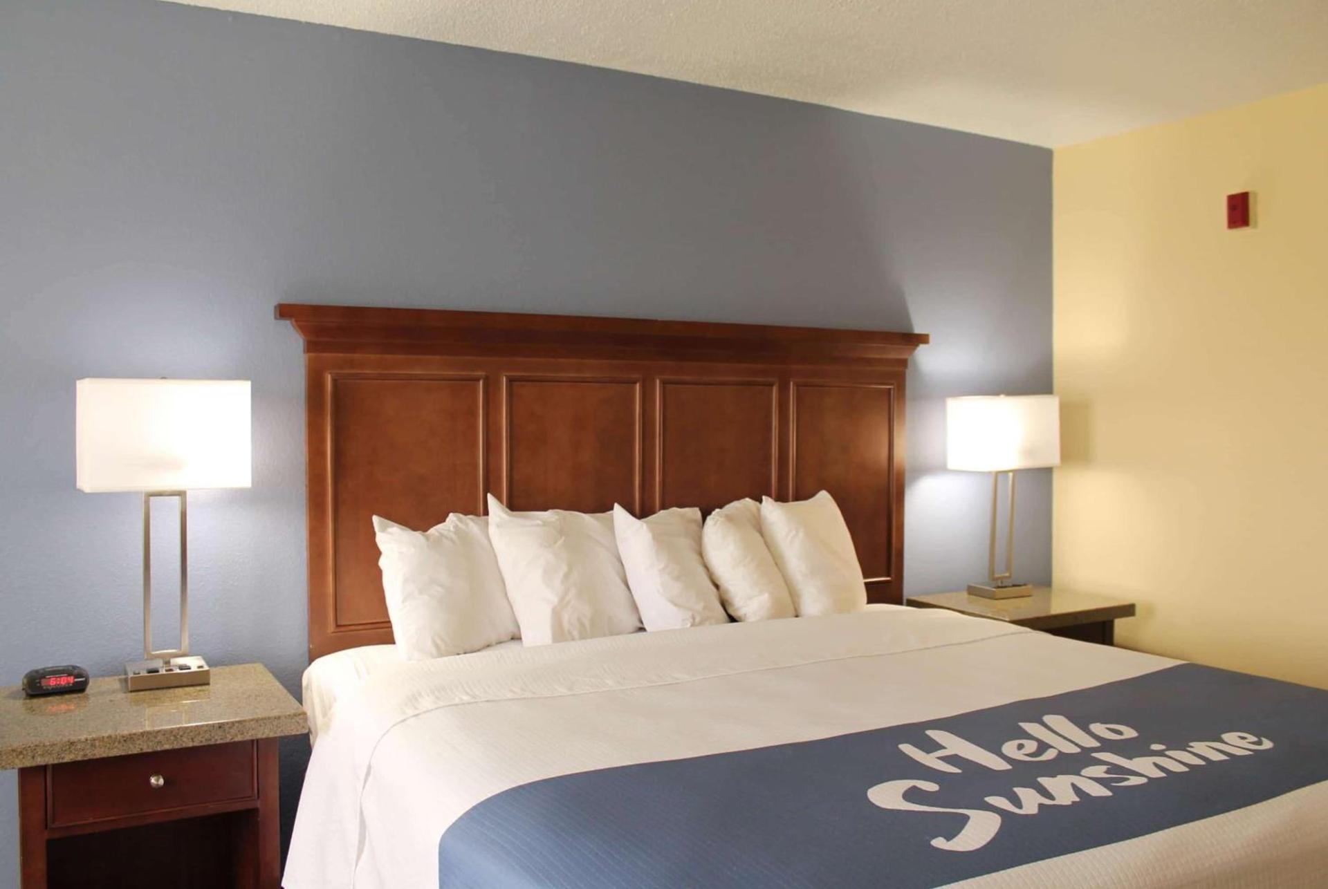 Days Inn by Wyndham Batavia Ohio photo 5