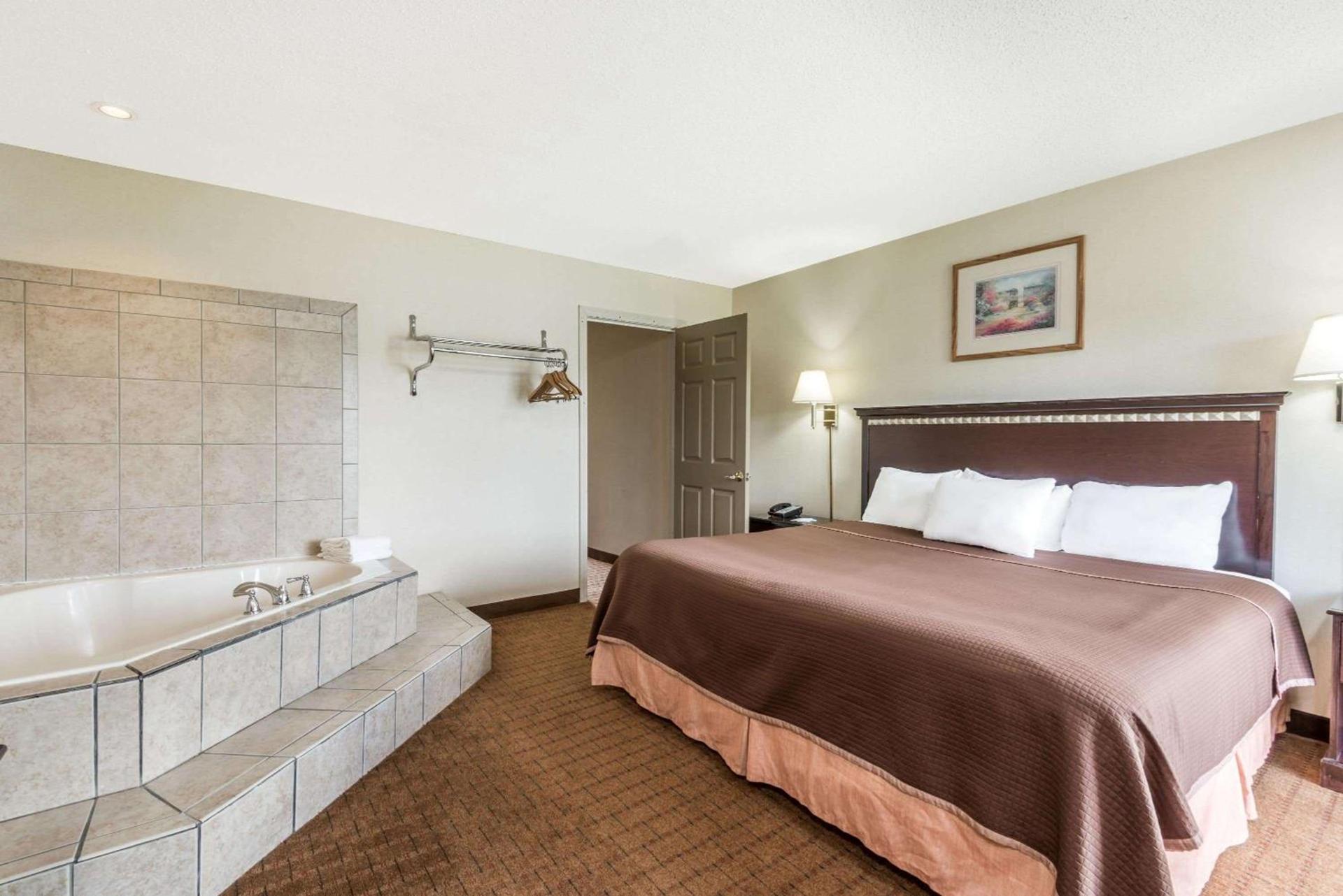 Howard Johnson by Wyndham Springfield photo 11
