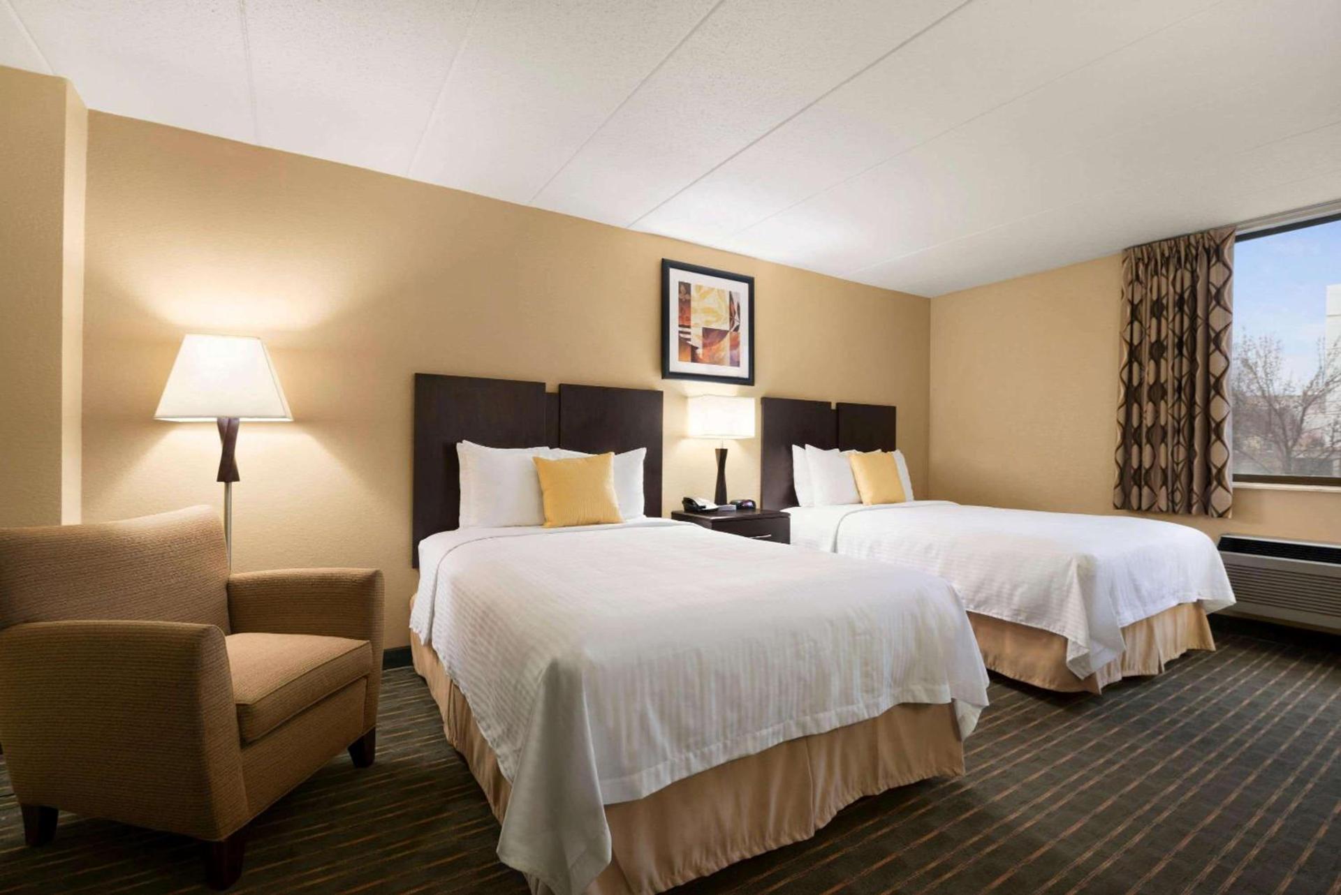 Days Hotel by Wyndham University Ave SE photo 21