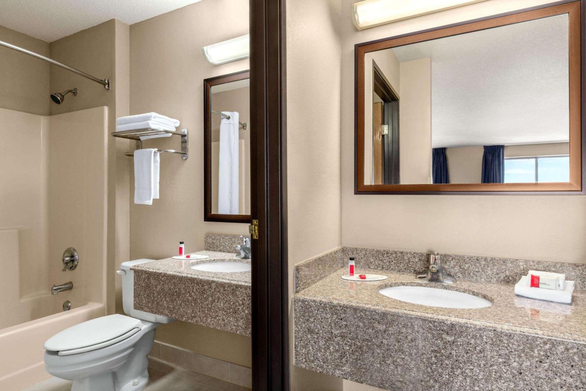 Super 8 by Wyndham Hanover photo 12
