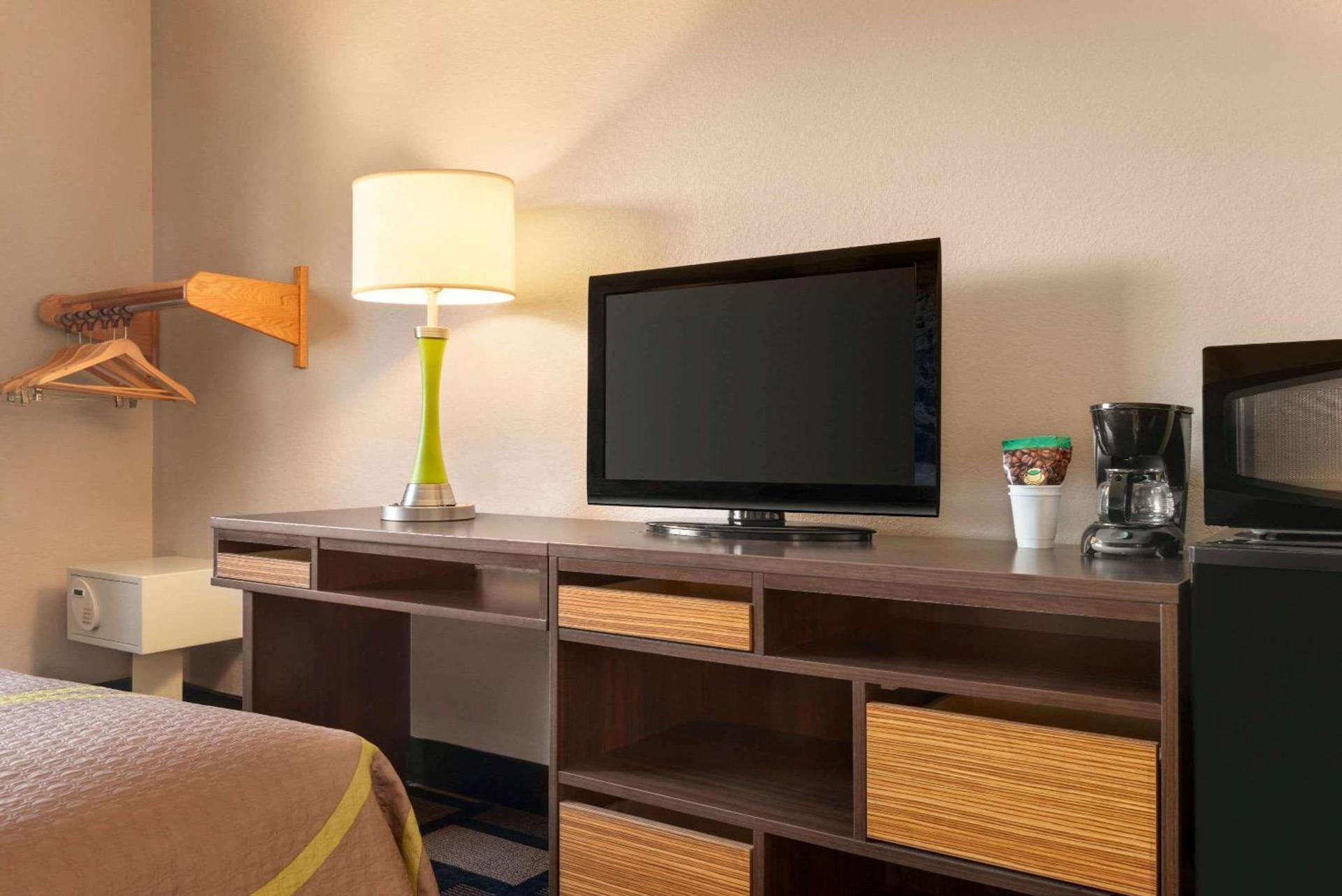 Super 8 by Wyndham Akron S/Green/Uniontown OH photo 27