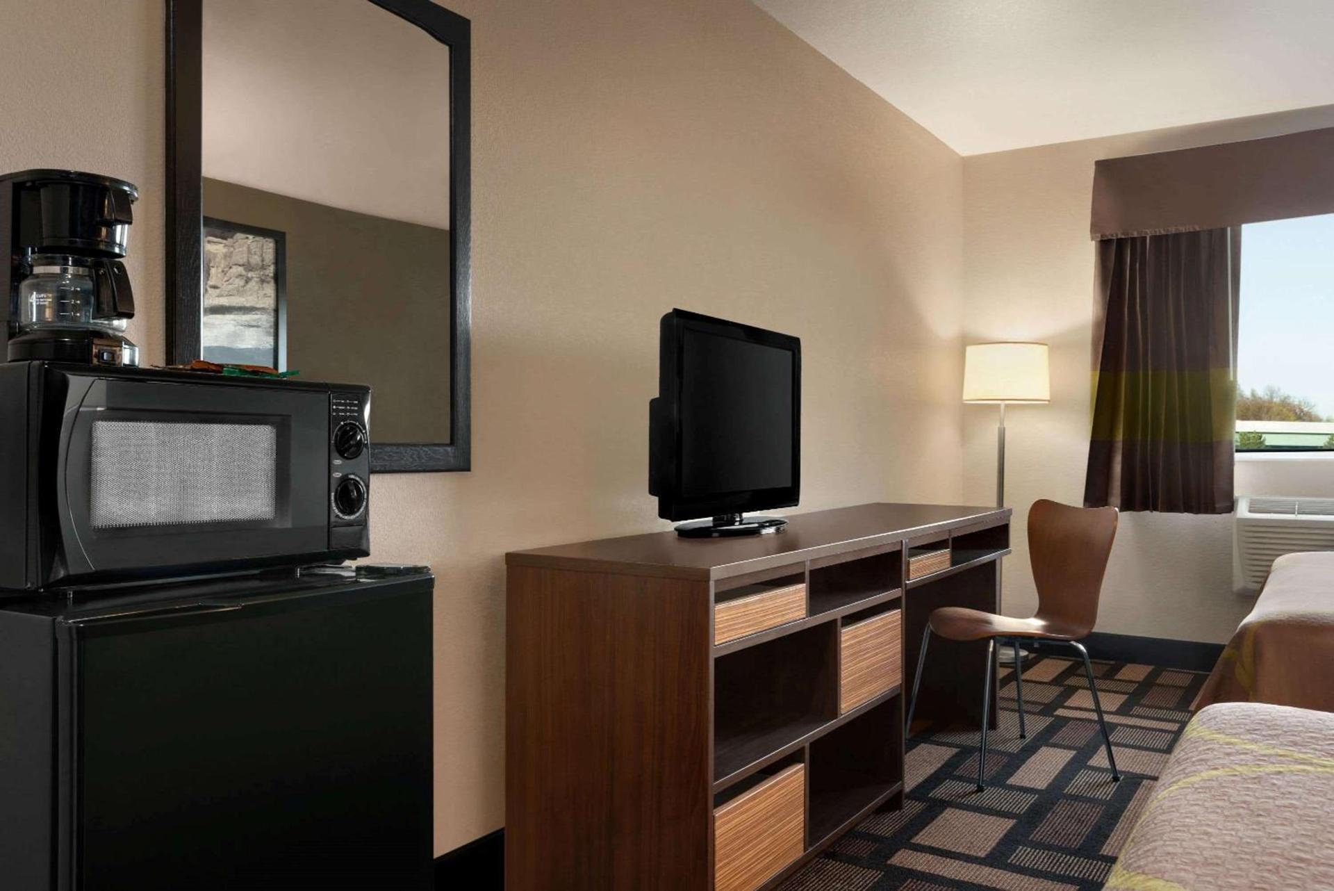 Super 8 by Wyndham Akron S/Green/Uniontown OH photo 9