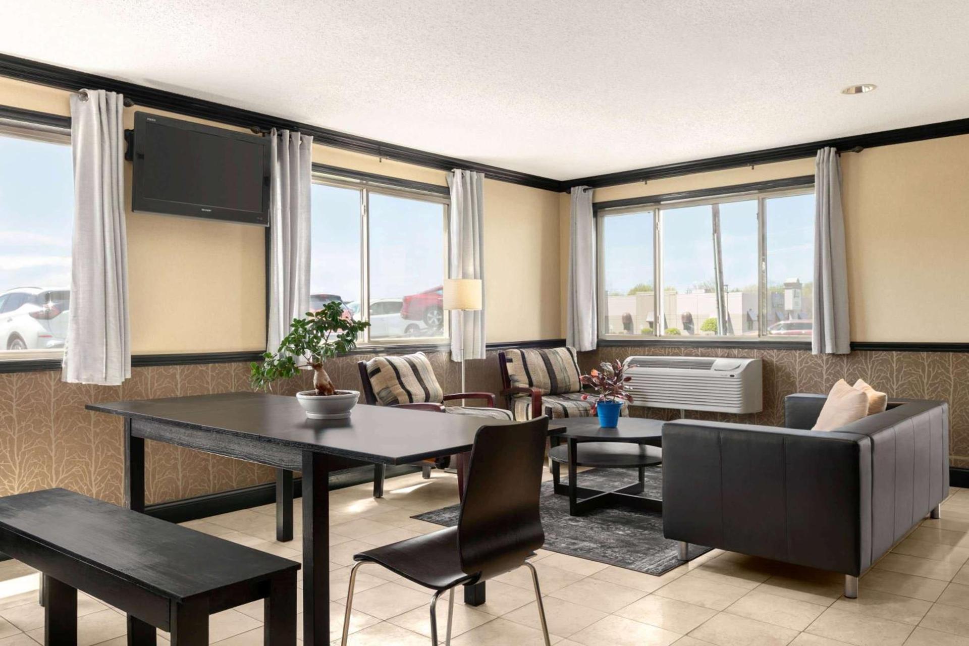 Super 8 by Wyndham Hanover photo 7