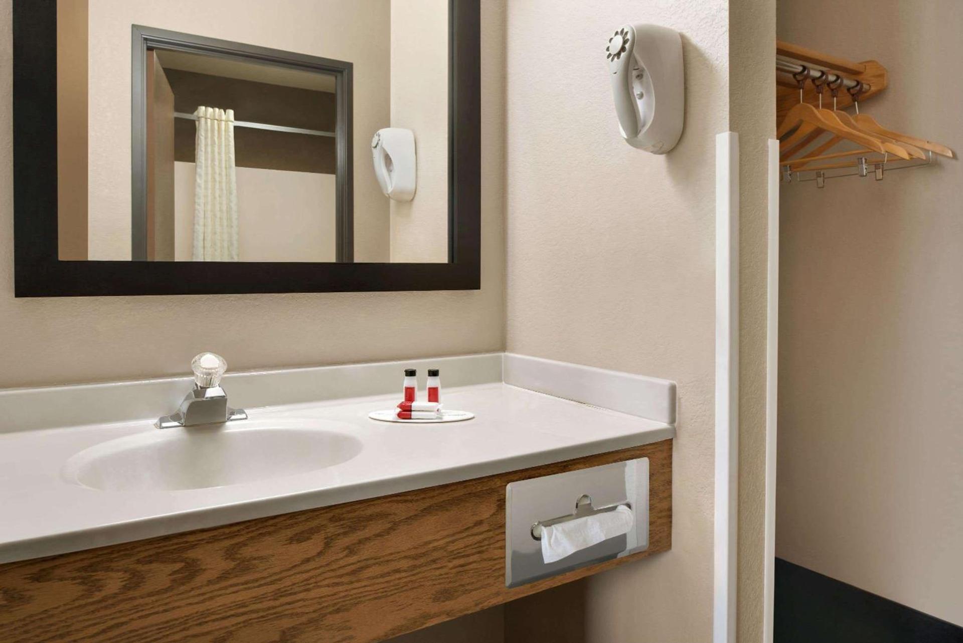 Super 8 by Wyndham Akron S/Green/Uniontown OH photo 14
